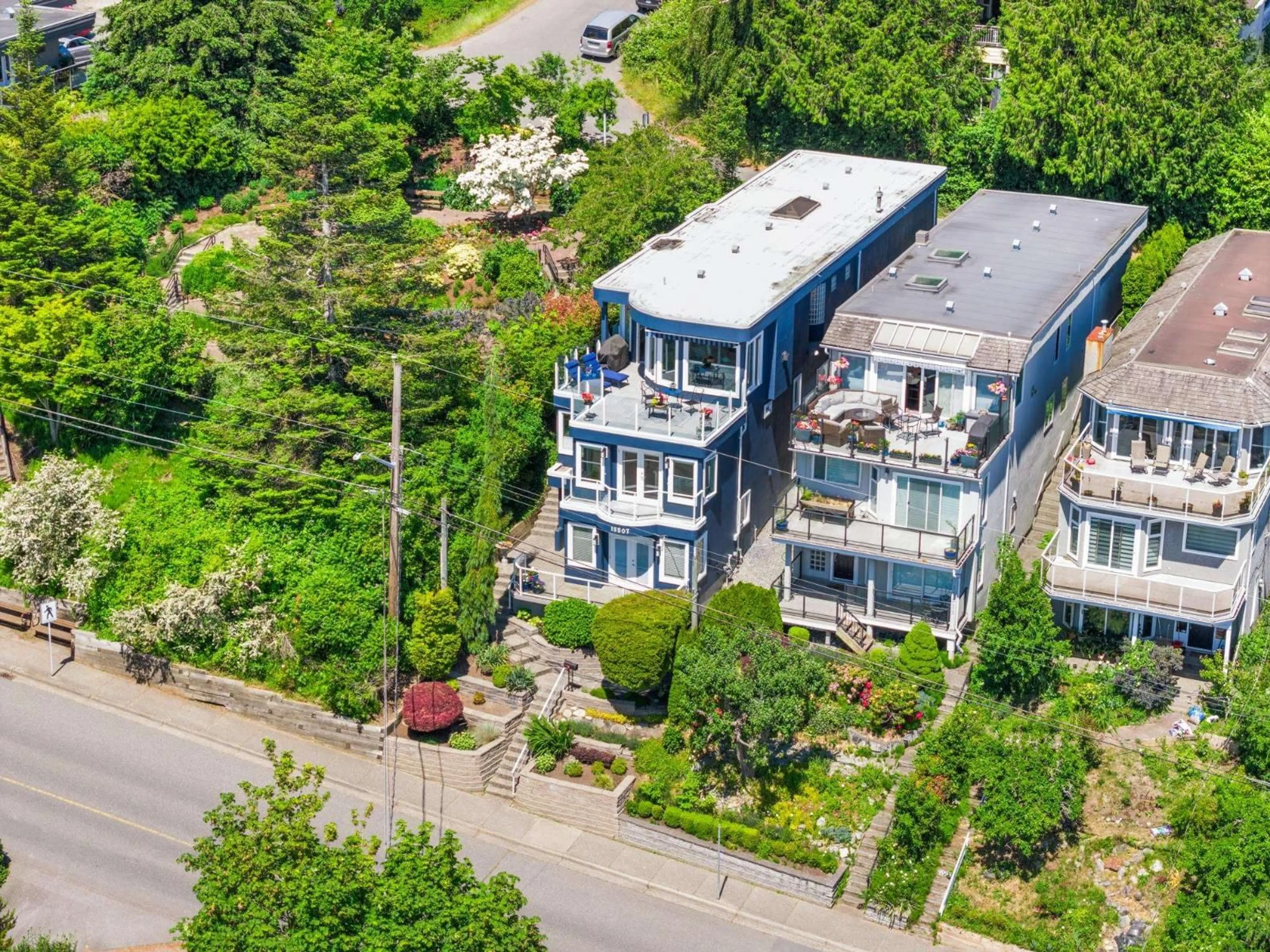 A pic from outside/outdoor area/front of a property/back of a property/a pic from drone, street for 15507 COLUMBIA AVENUE, White Rock British Columbia V4B1K5