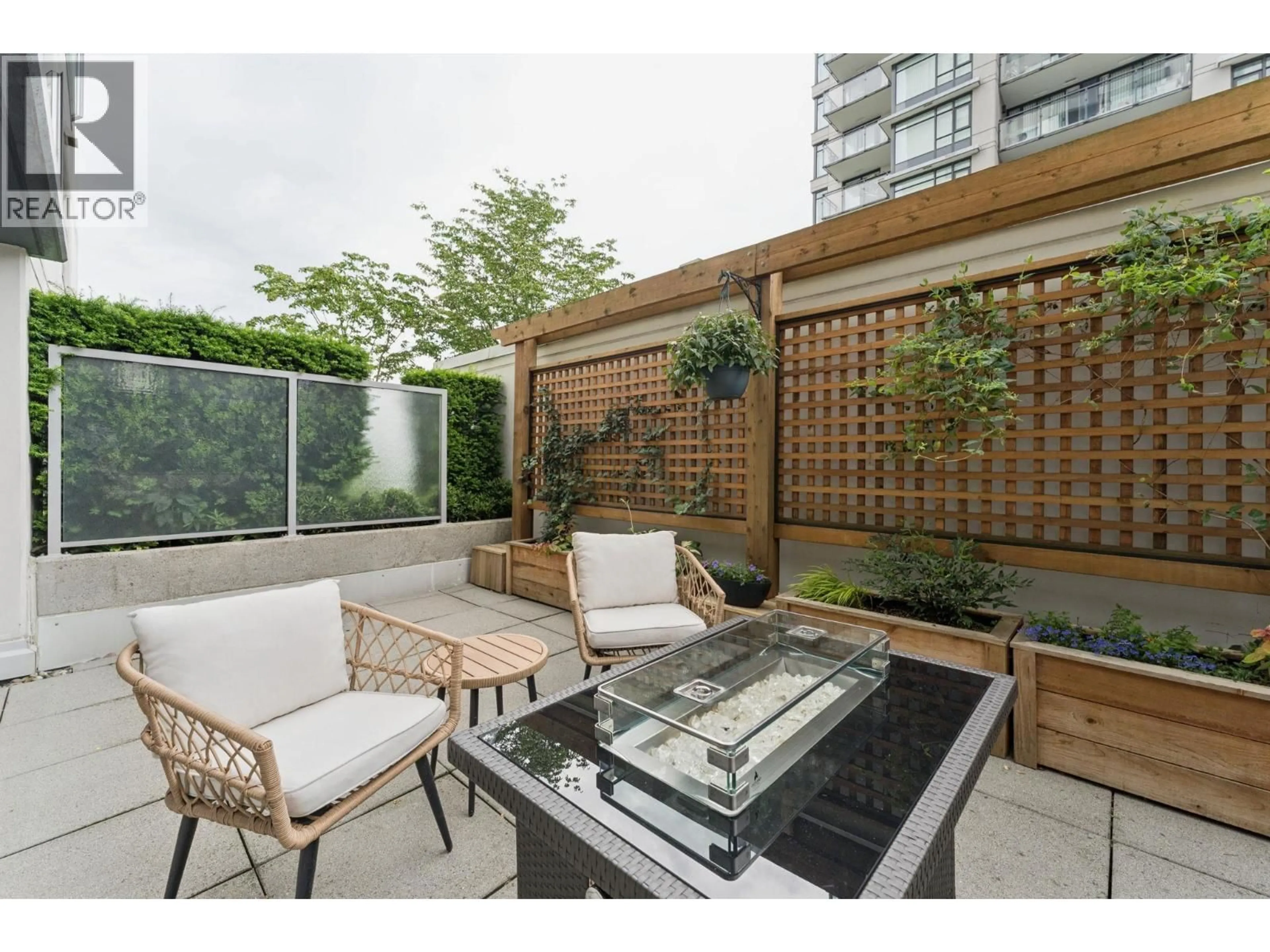 Patio, street for 306 - 1320 CHESTERFIELD AVENUE, North Vancouver British Columbia V7M0A6