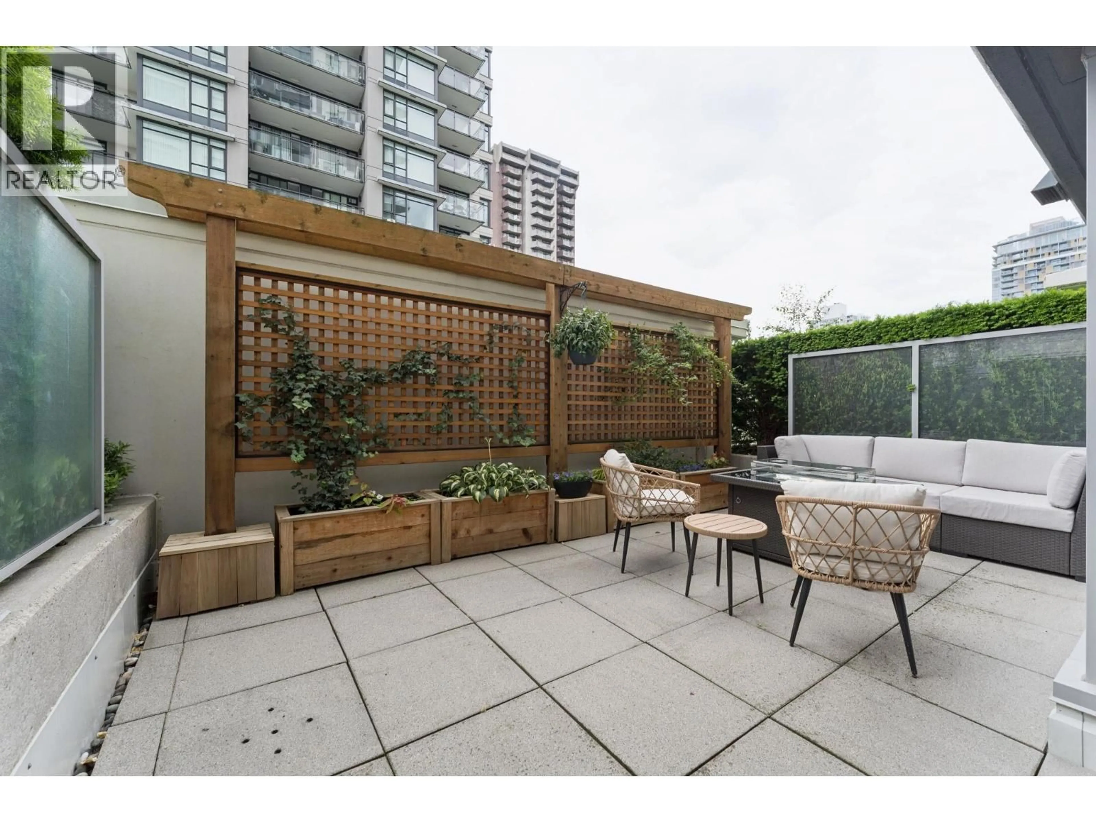 Patio, street for 306 - 1320 CHESTERFIELD AVENUE, North Vancouver British Columbia V7M0A6