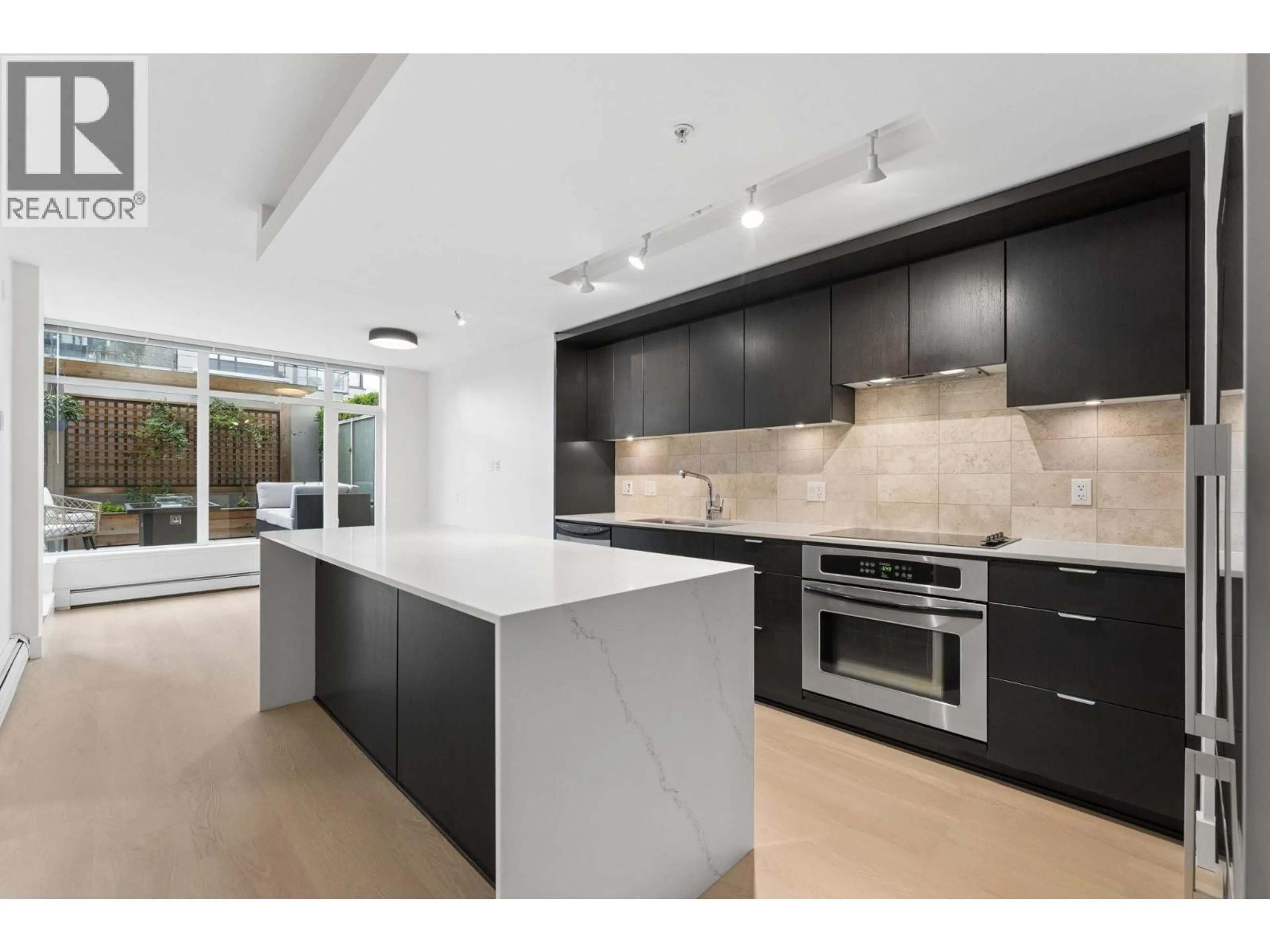 Open concept kitchen, ceramic/tile floor for 306 - 1320 CHESTERFIELD AVENUE, North Vancouver British Columbia V7M0A6