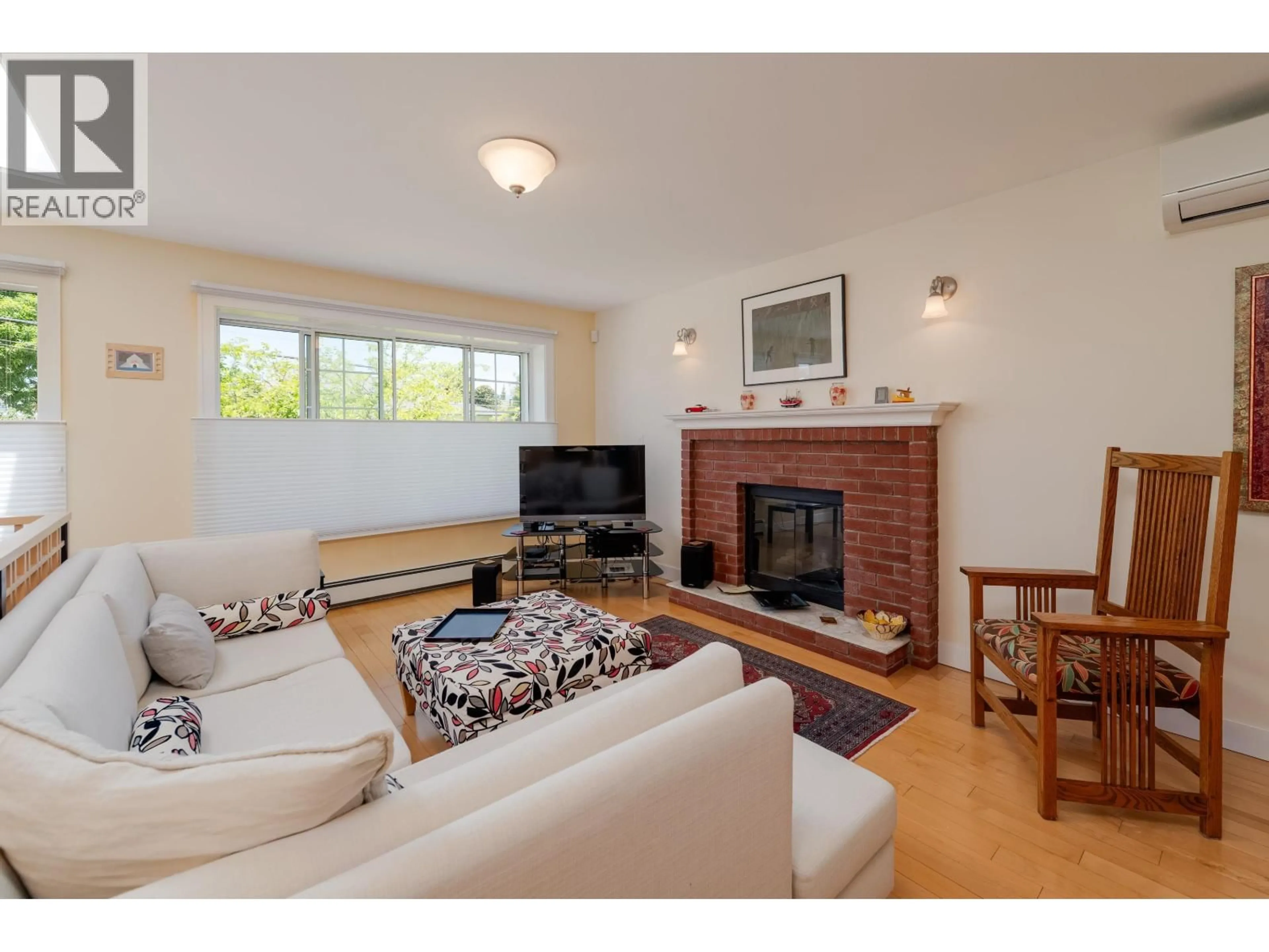 Living room with furniture, unknown for 4432 GRAVELEY STREET, Burnaby British Columbia V5C3T8