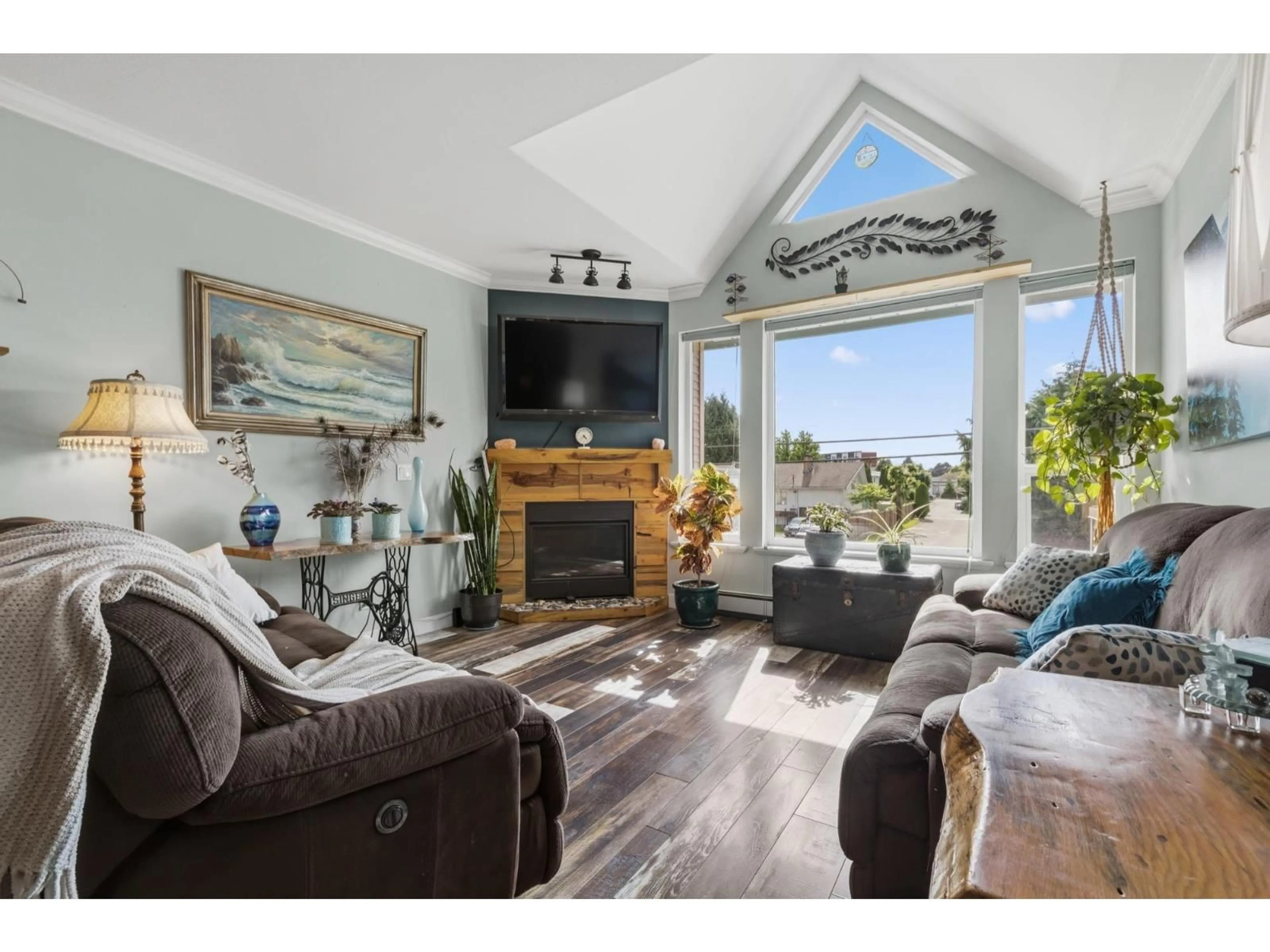 Living room with furniture, wood/laminate floor for 8 - 9470 HAZEL STREET, Chilliwack British Columbia V2P5N1