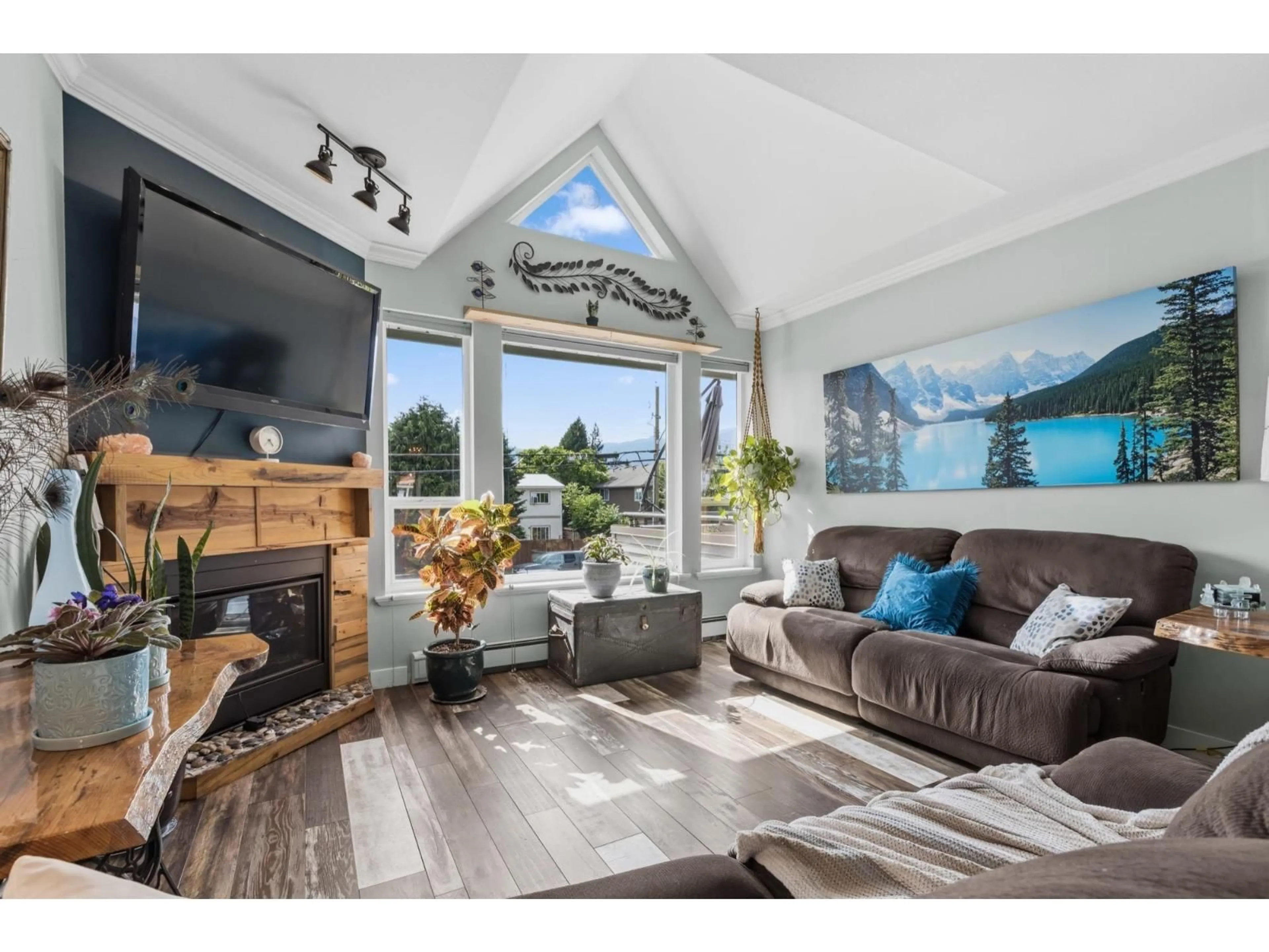 Living room with furniture, wood/laminate floor for 8 - 9470 HAZEL STREET, Chilliwack British Columbia V2P5N1