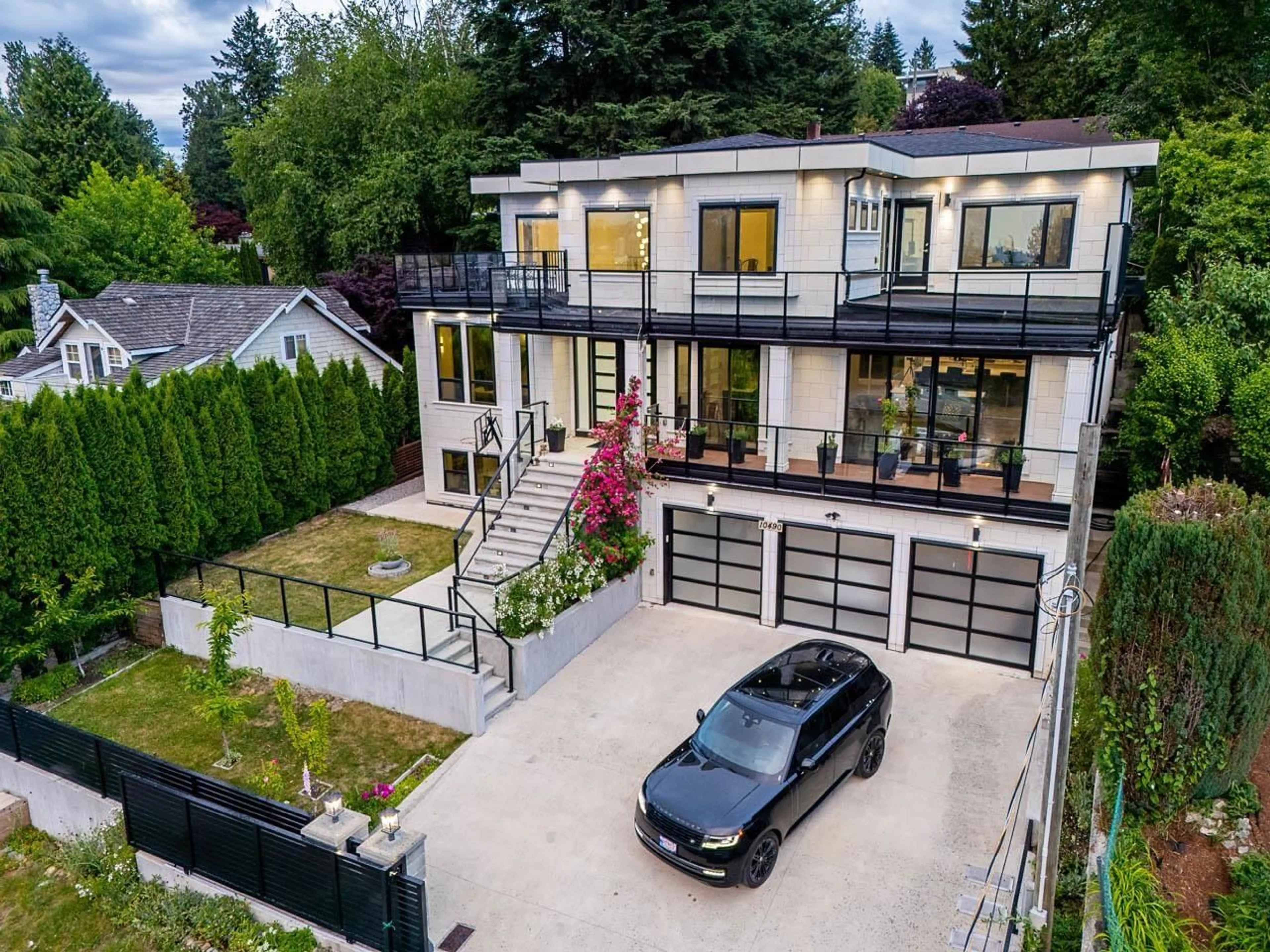 A pic from outside/outdoor area/front of a property/back of a property/a pic from drone, street for 10490 125A STREET, Surrey British Columbia V3V5A3