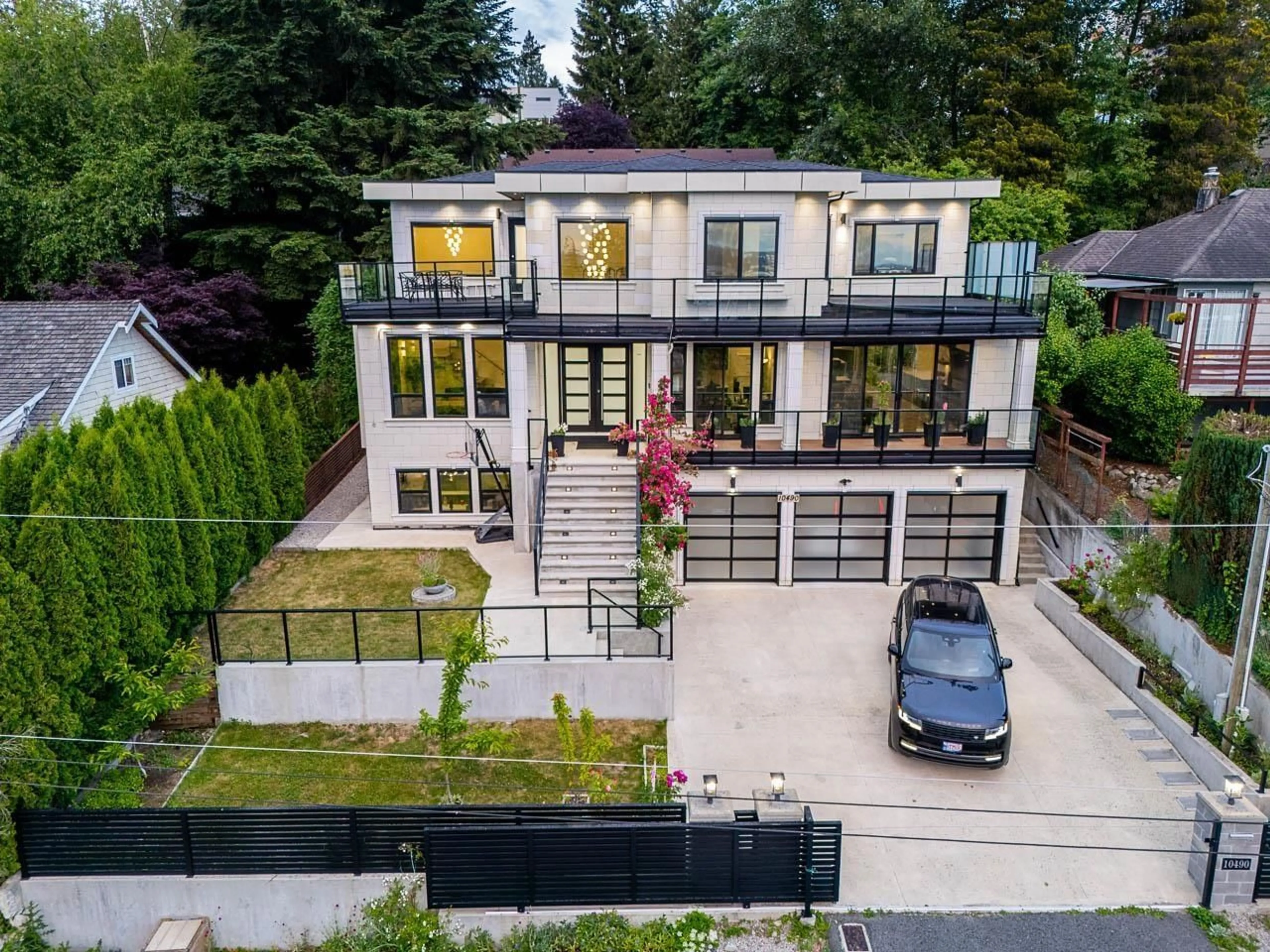 A pic from outside/outdoor area/front of a property/back of a property/a pic from drone, street for 10490 125A STREET, Surrey British Columbia V3V5A3