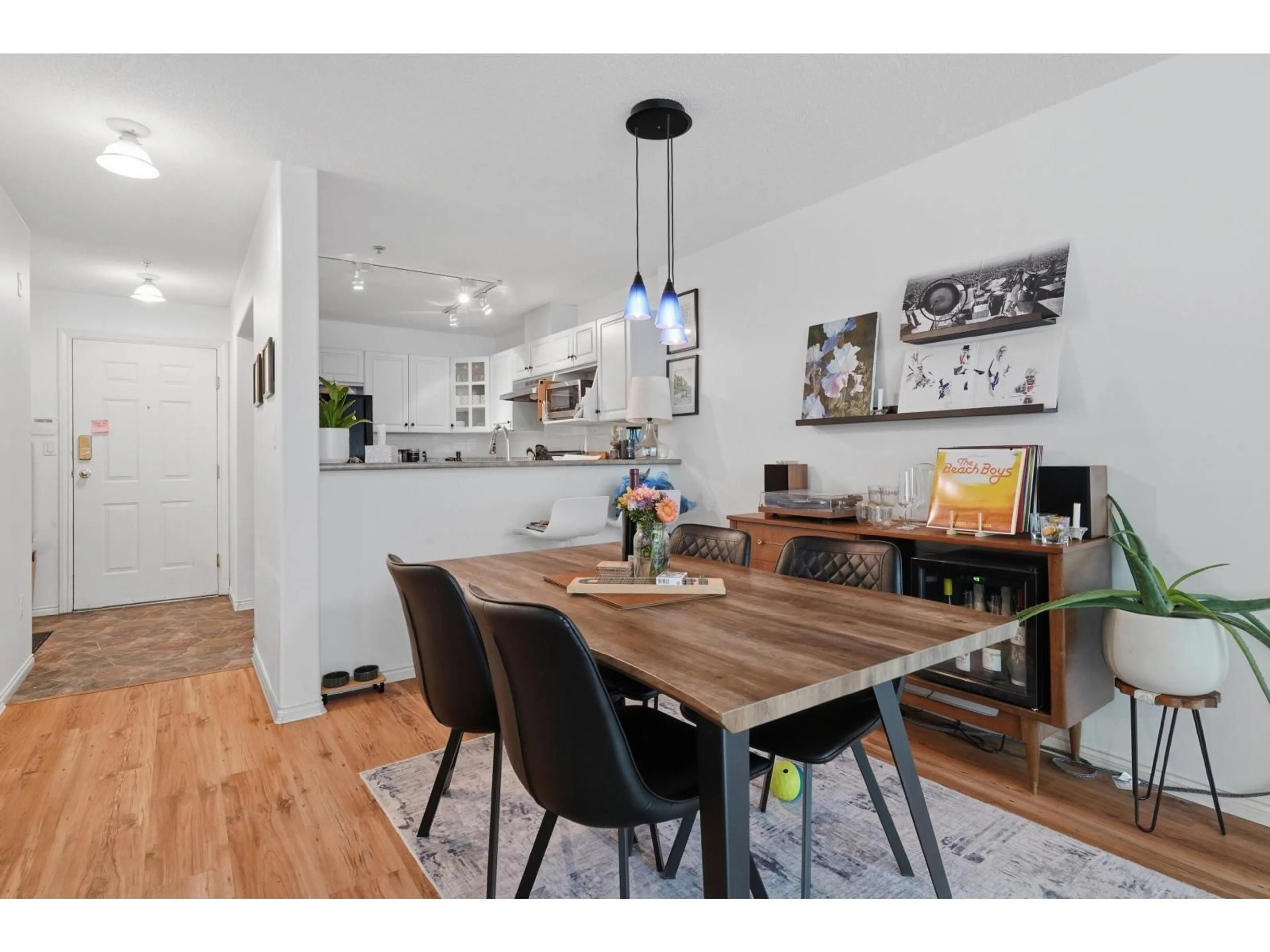 Open concept kitchen, wood/laminate floor for 309 - 15342 20 AVENUE, Surrey British Columbia V4A2A2