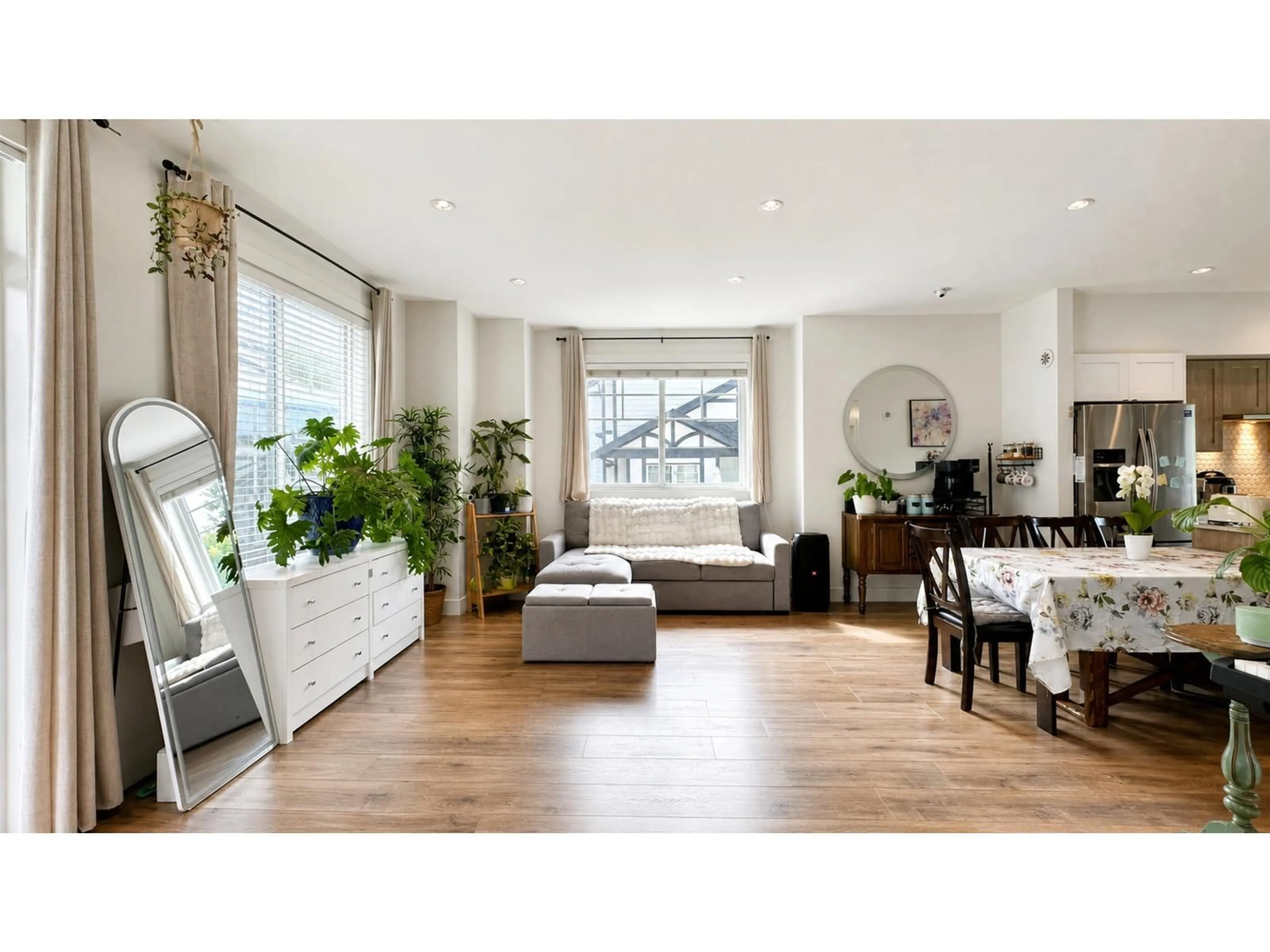 Living room with furniture, wood/laminate floor for 60 - 11188 72 AVENUE, Delta British Columbia V4E0A5