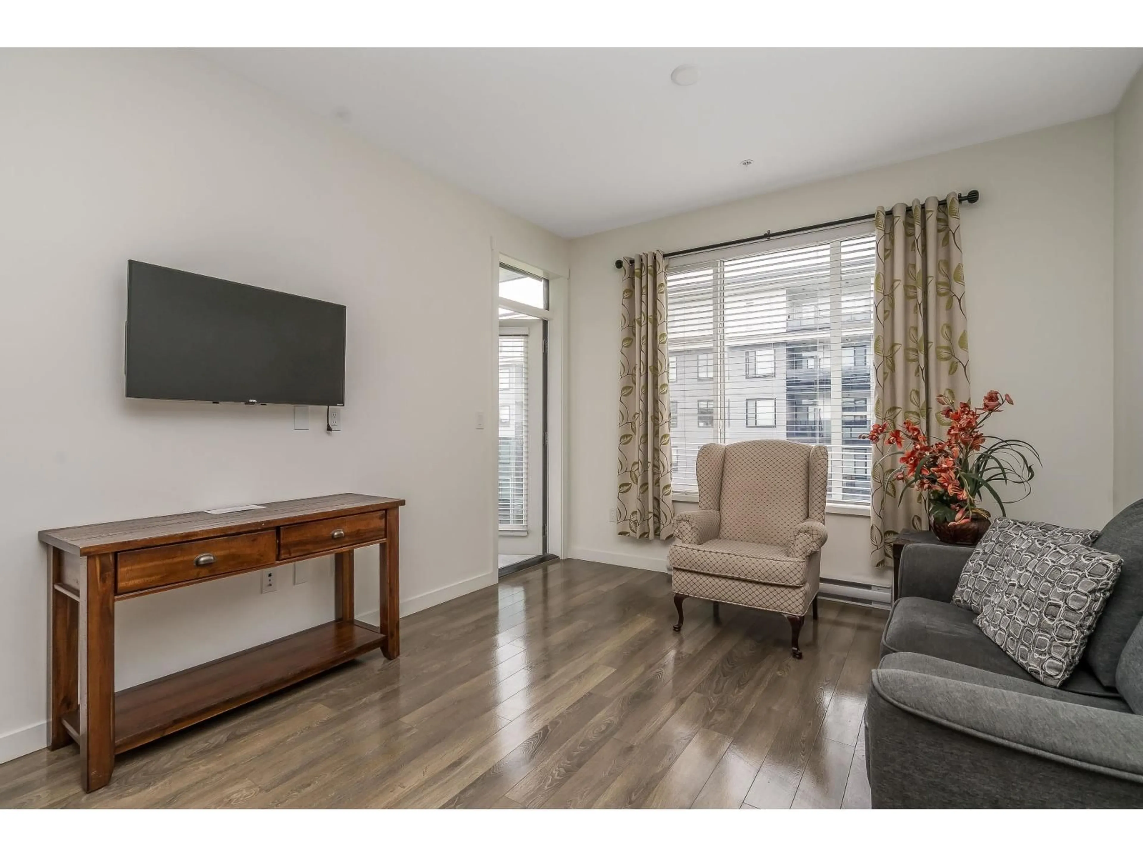Living room with furniture, wood/laminate floor for 405 - 15835 85 AVENUE, Surrey British Columbia V4N6W6