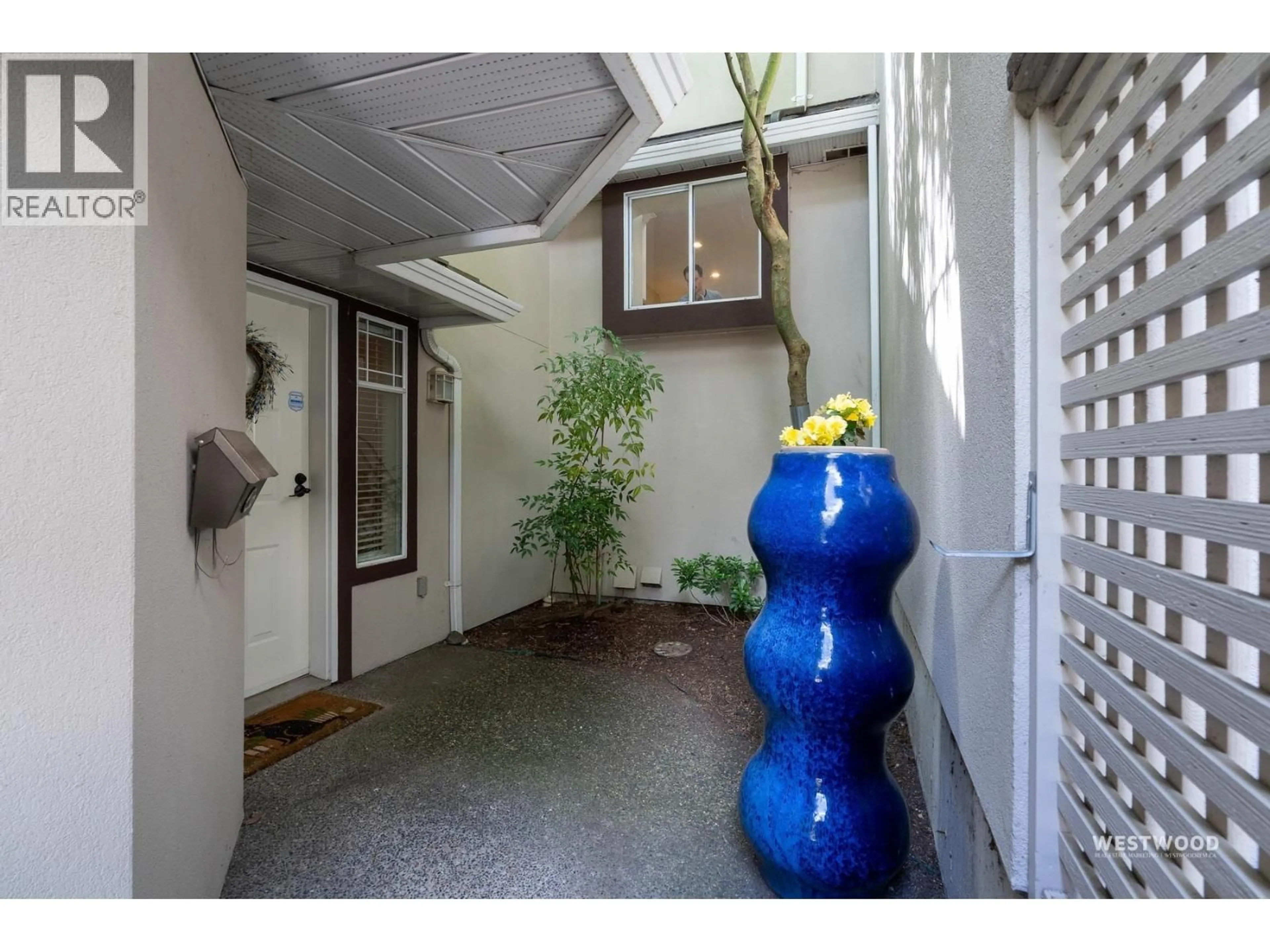 Indoor foyer for 6 - 58 RICHMOND STREET, New Westminster British Columbia V3L5P2