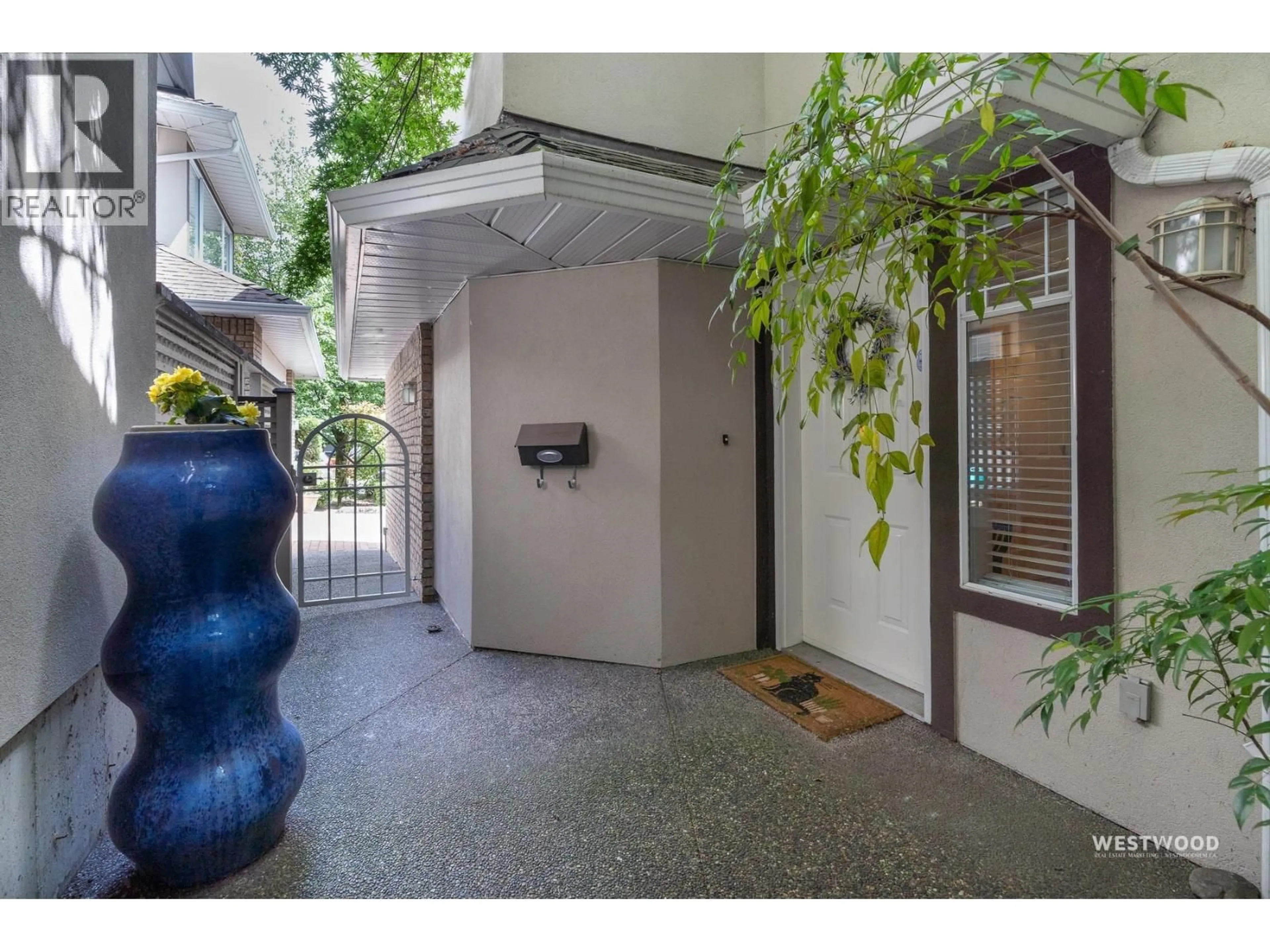 Indoor foyer for 6 - 58 RICHMOND STREET, New Westminster British Columbia V3L5P2