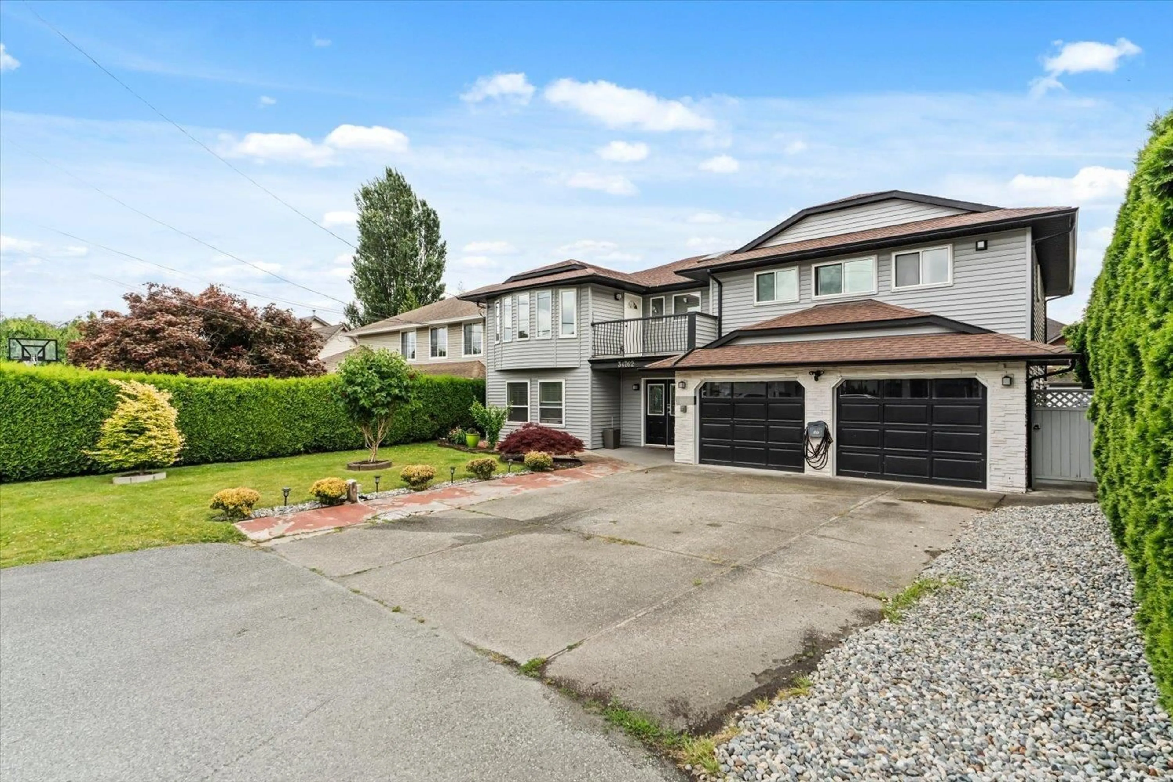 A pic from outside/outdoor area/front of a property/back of a property/a pic from drone, street for 34762 2ND AVENUE, Abbotsford British Columbia V2S8C2