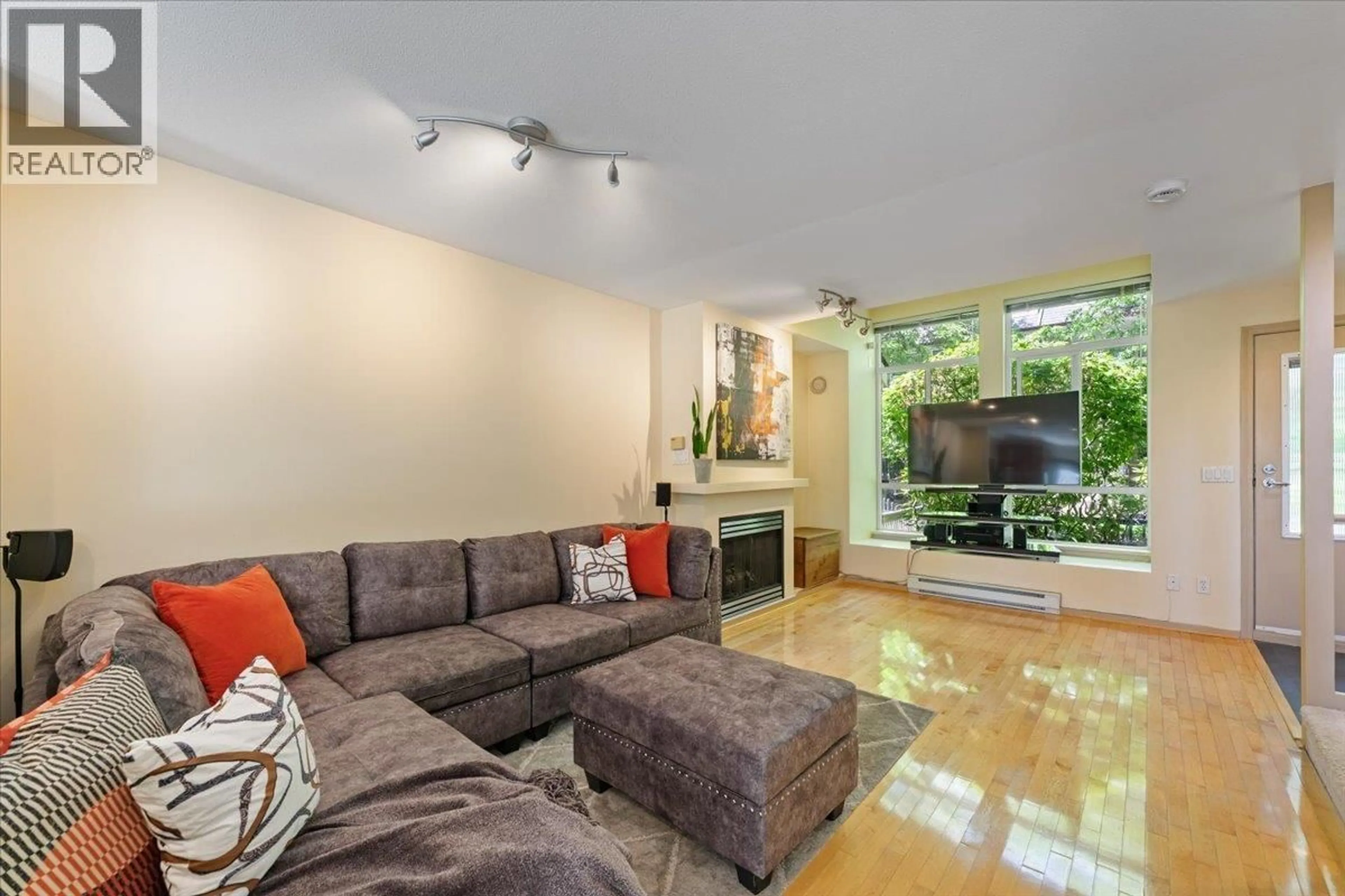 Living room with furniture, unknown for 6878 VILLAGE GRN, Burnaby British Columbia V5E4K9