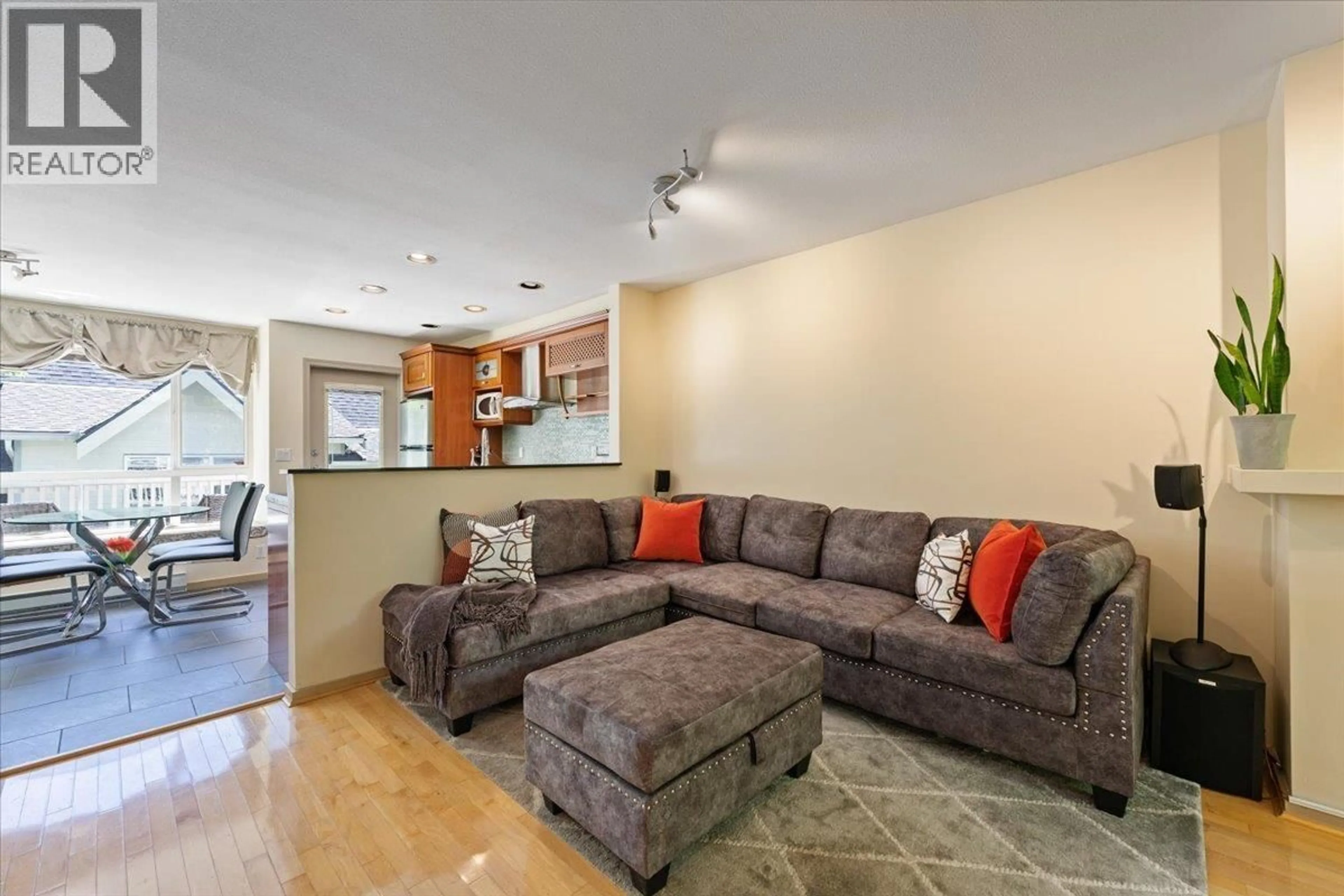 Living room with furniture, unknown for 6878 VILLAGE GRN, Burnaby British Columbia V5E4K9