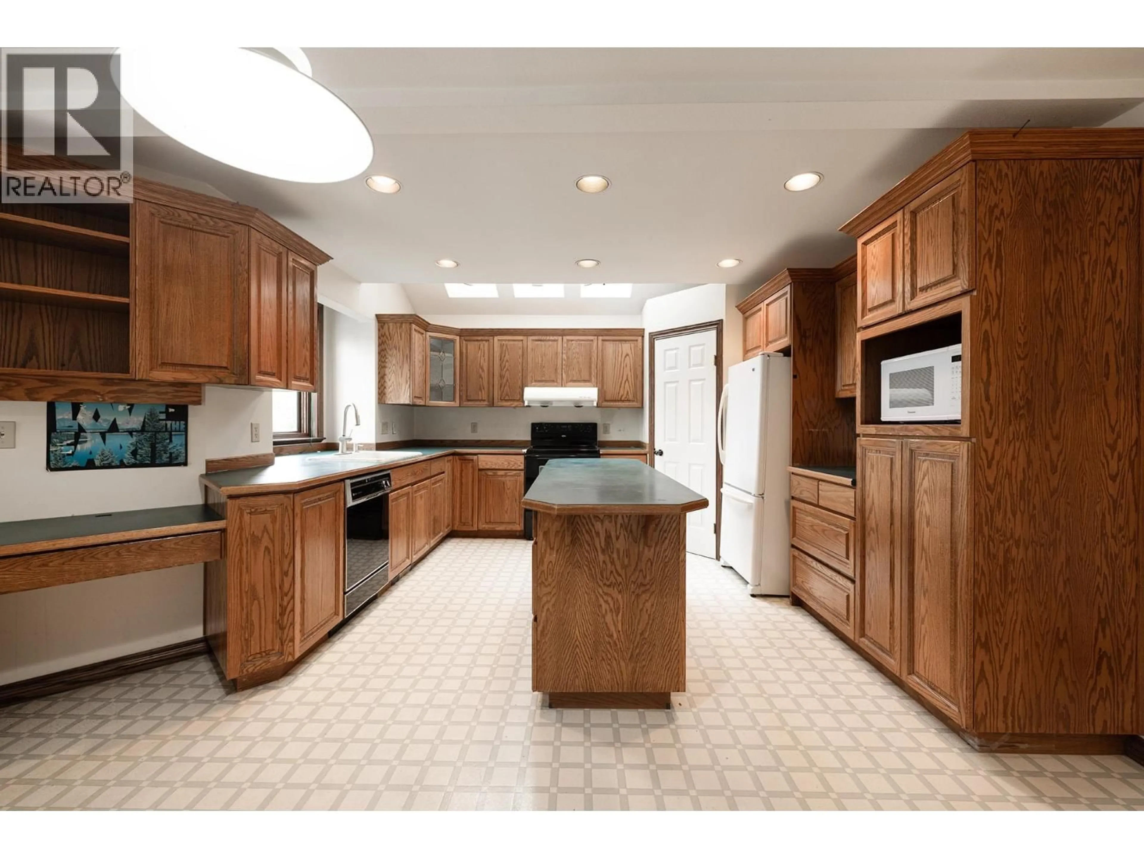 Open concept kitchen, ceramic/tile floor for 7943 ROSEWOOD STREET, Burnaby British Columbia V5E2H4