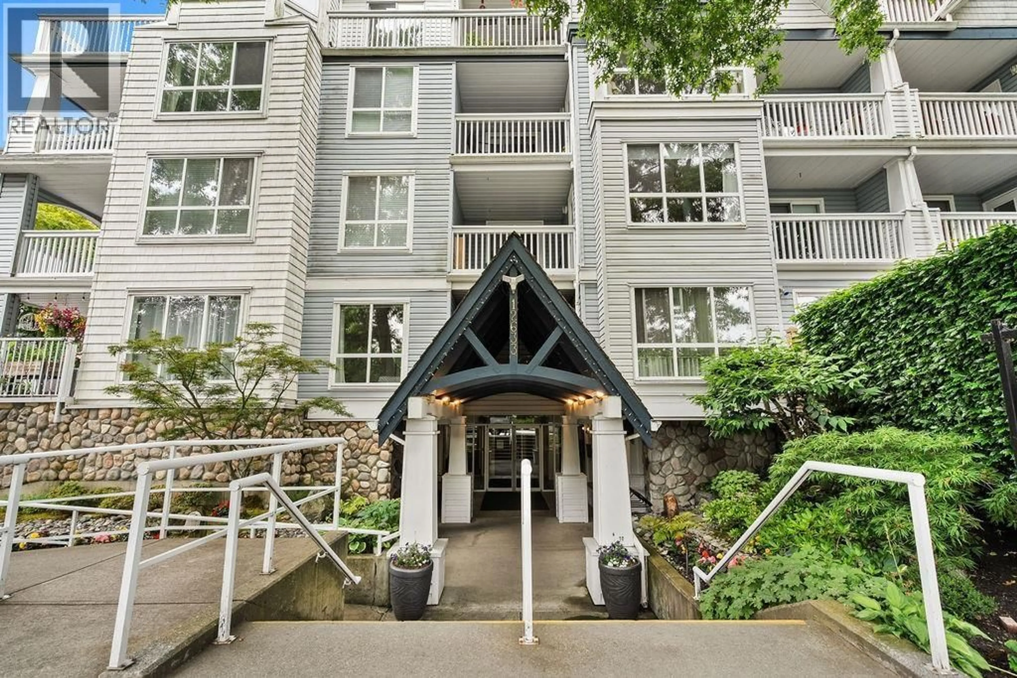 Indoor foyer for 326 - 12633 NO. 2 ROAD, Richmond British Columbia V7E6N5
