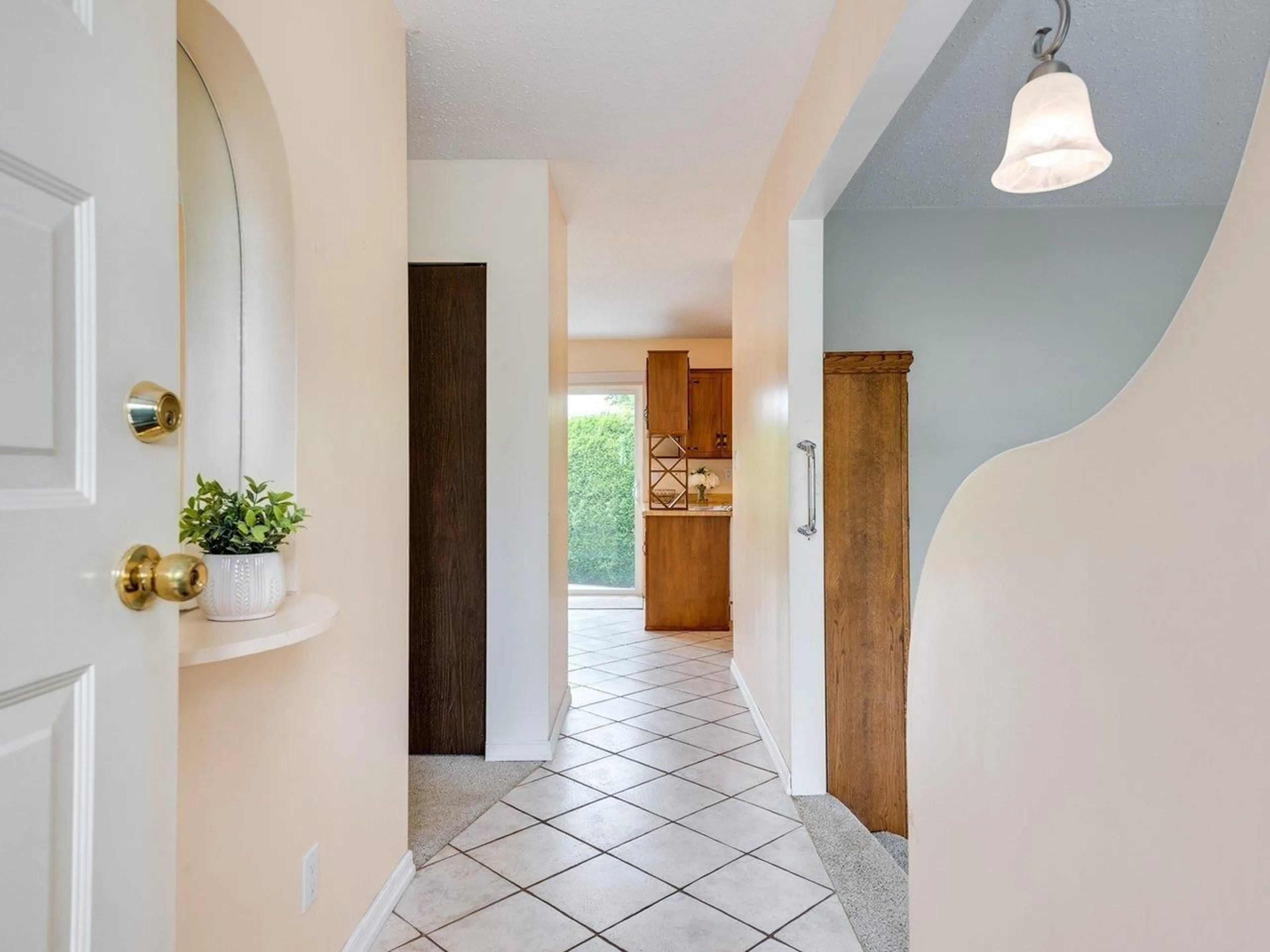 Indoor entryway for 8064 IVY COURT, Mission British Columbia V2V5Z1