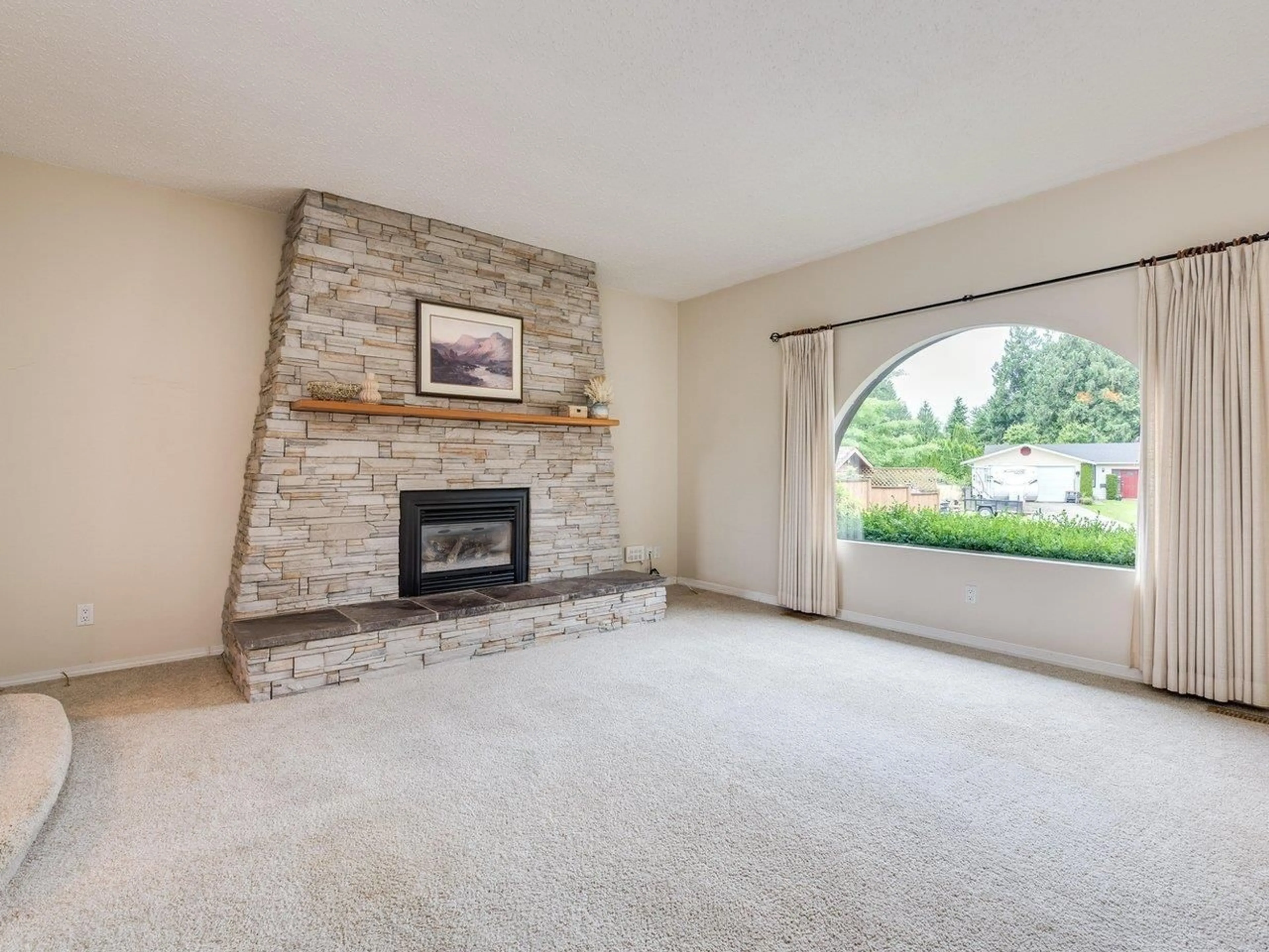 Living room with furniture, unknown for 8064 IVY COURT, Mission British Columbia V2V5Z1