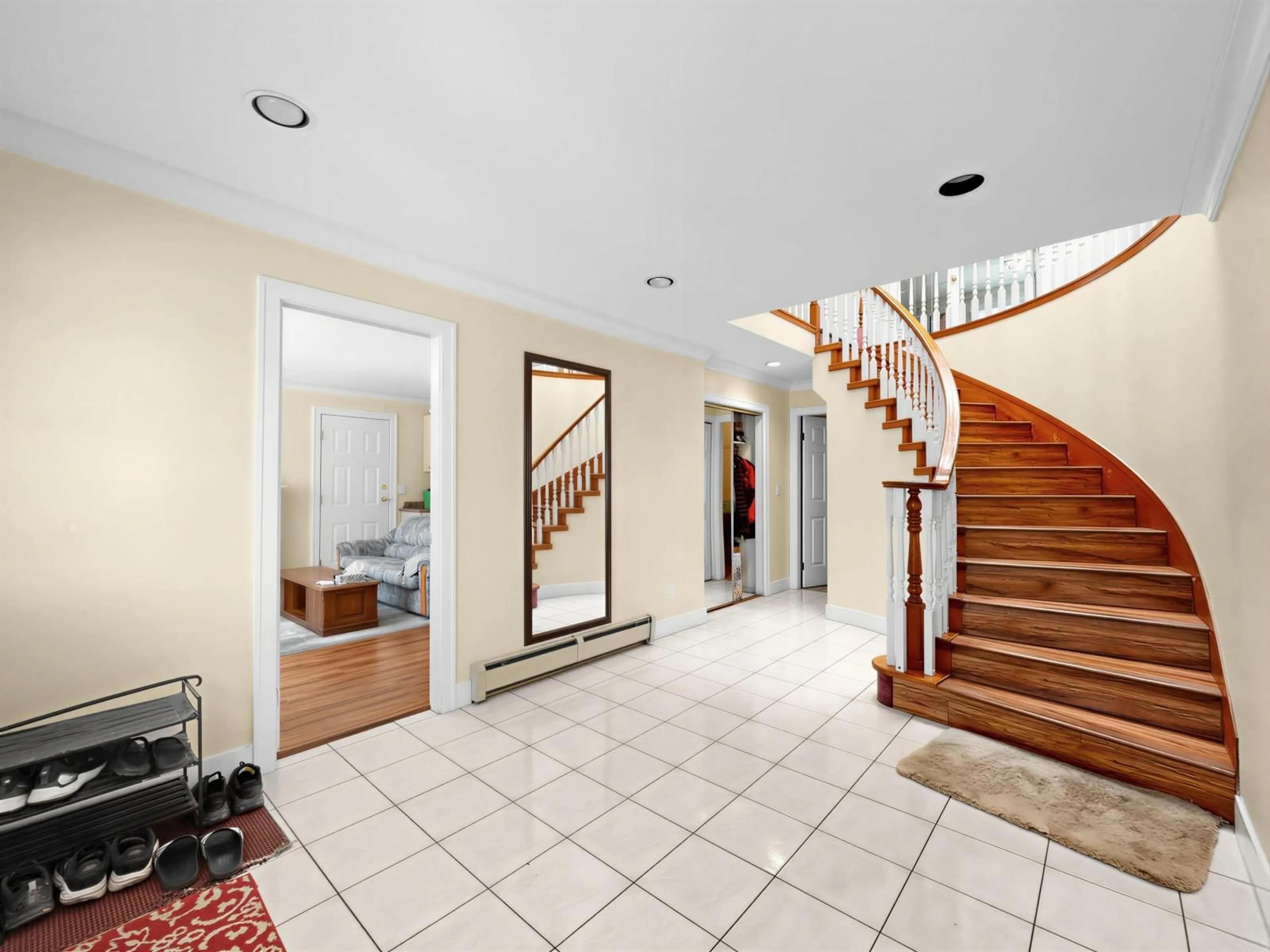 Indoor foyer for 6462 122 STREET, Surrey British Columbia V3W3R8