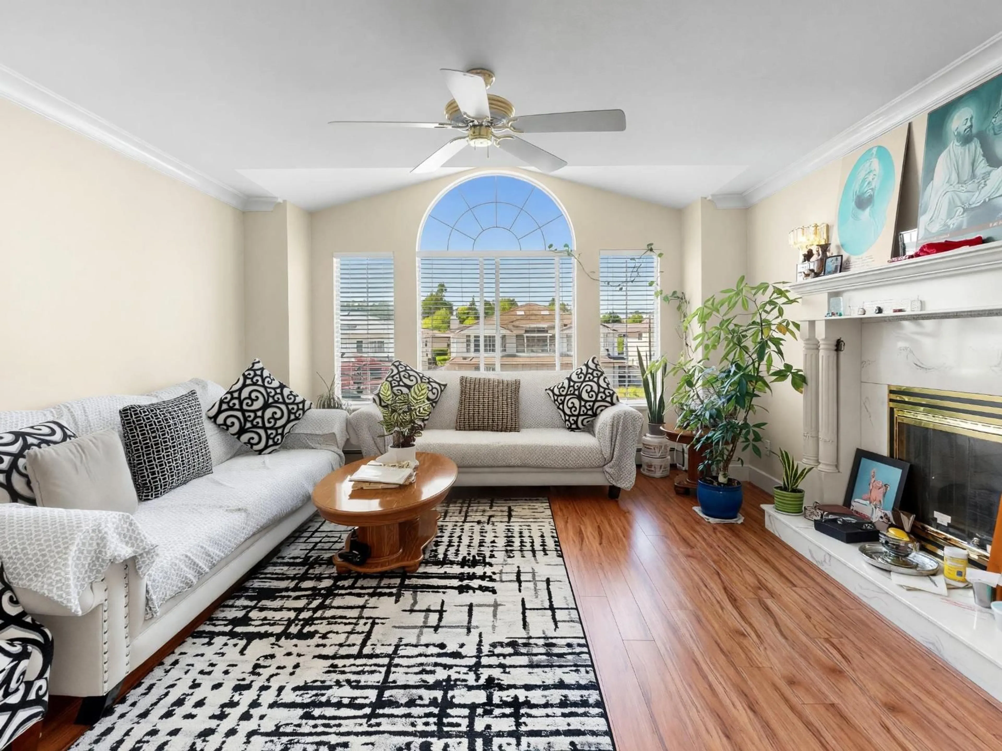 Living room with furniture, unknown for 6462 122 STREET, Surrey British Columbia V3W3R8