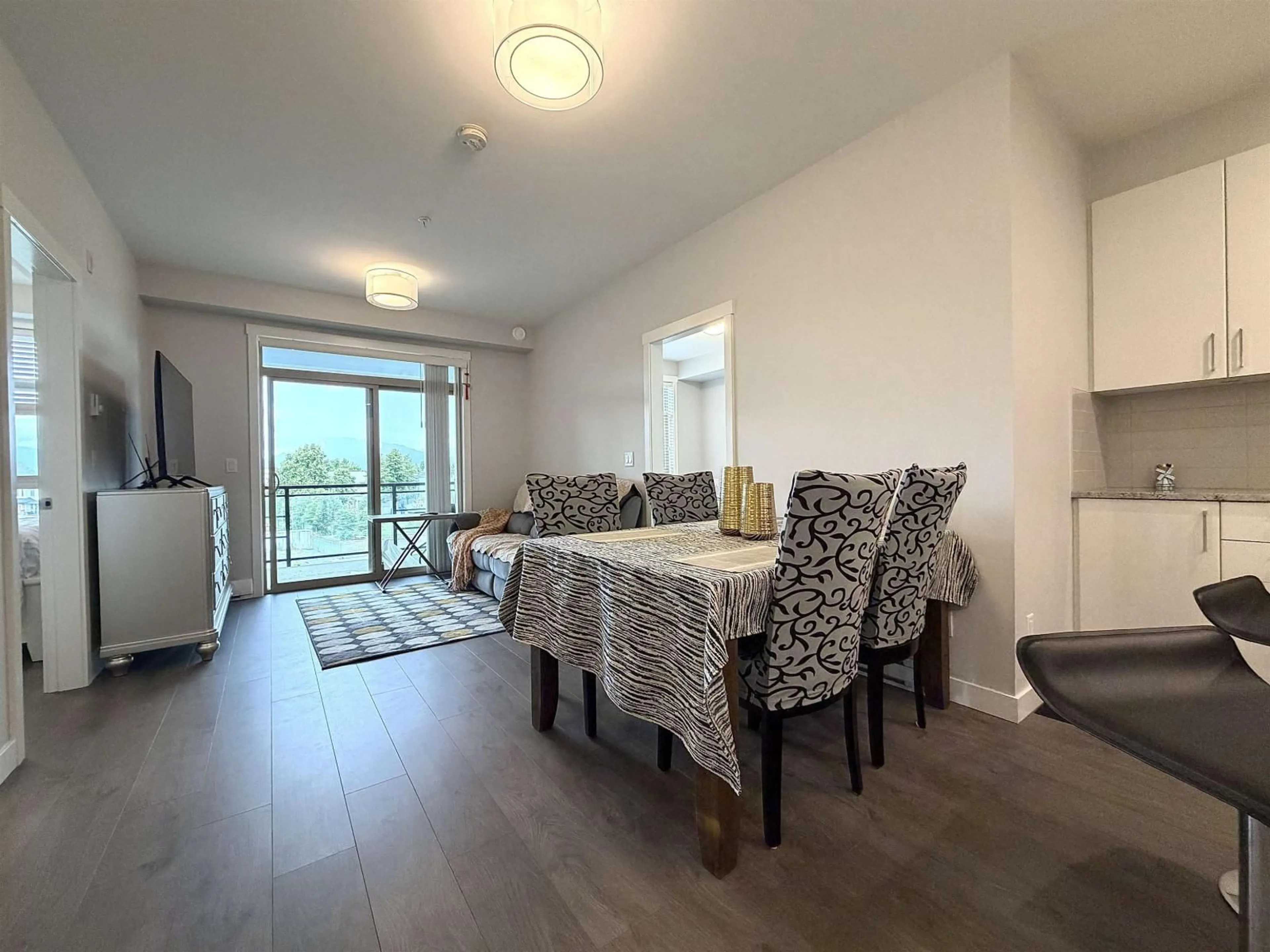 Dining room, wood/laminate floor for 403 - 45562 AIRPORT ROAD, Chilliwack British Columbia V2P0J8