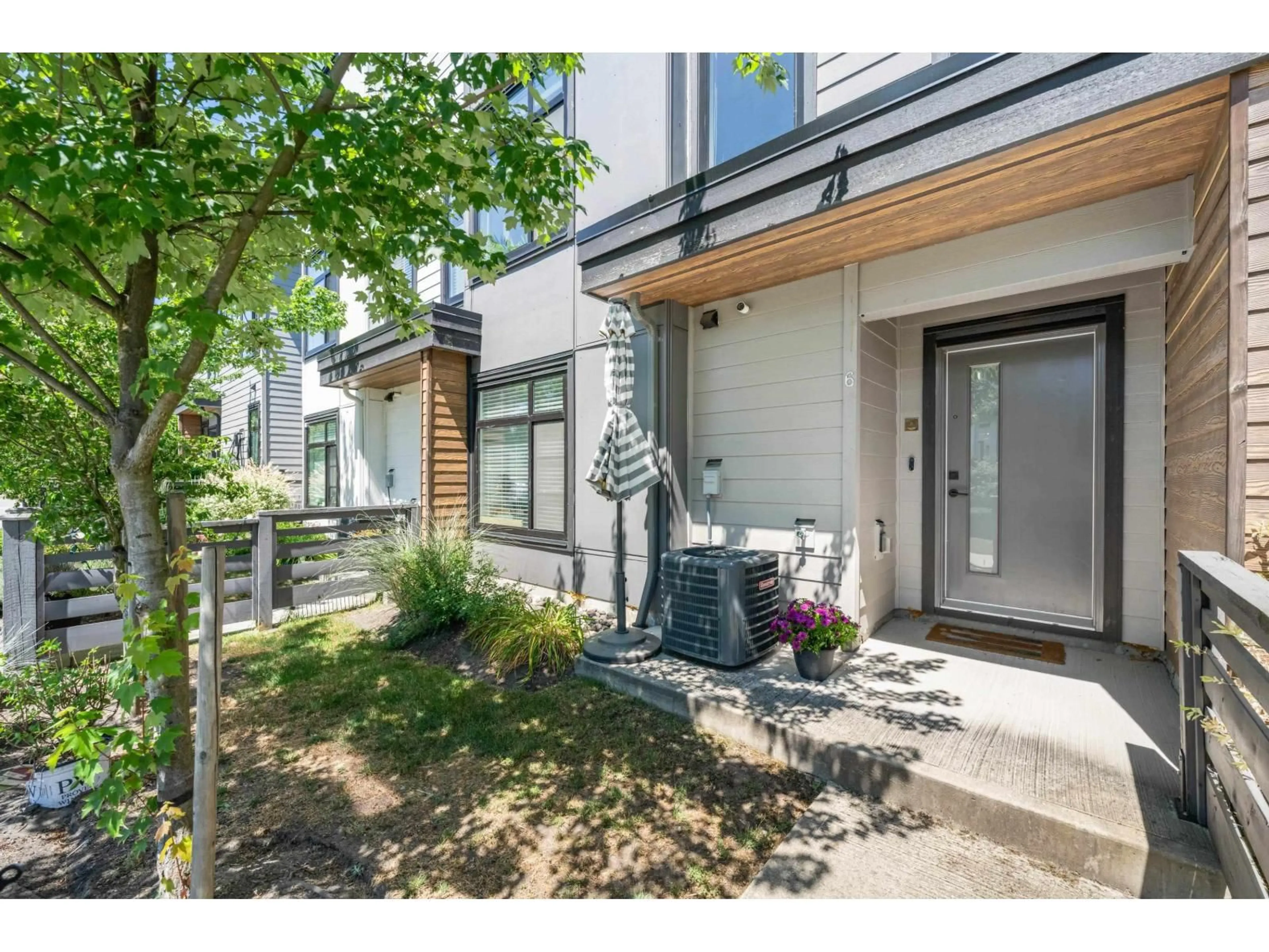 Indoor entryway for 6 - 7127 193A STREET, Surrey British Columbia V4N6V9