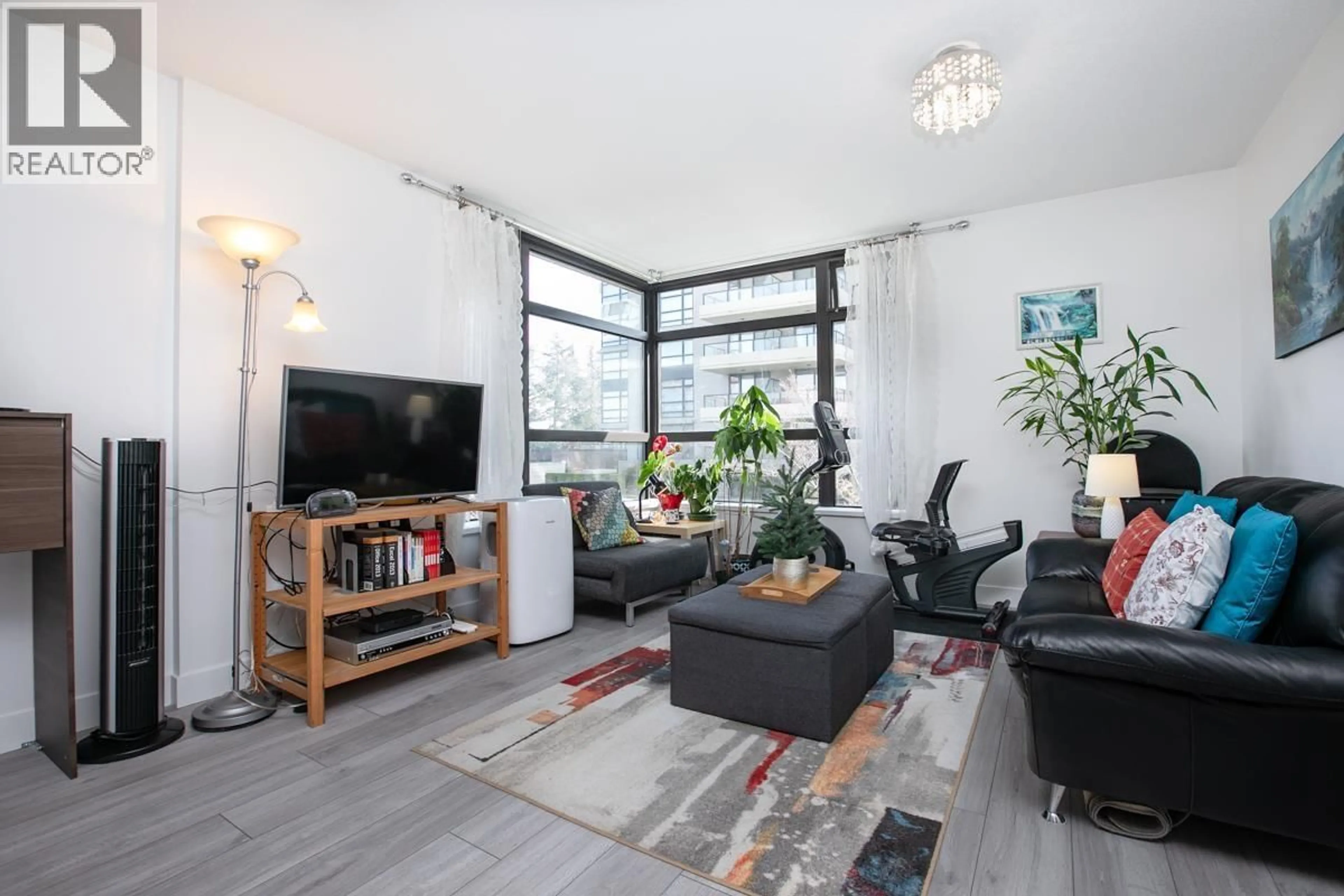 Living room with furniture, unknown for 404 - 8120 LANSDOWNE ROAD, Richmond British Columbia V6X0A1