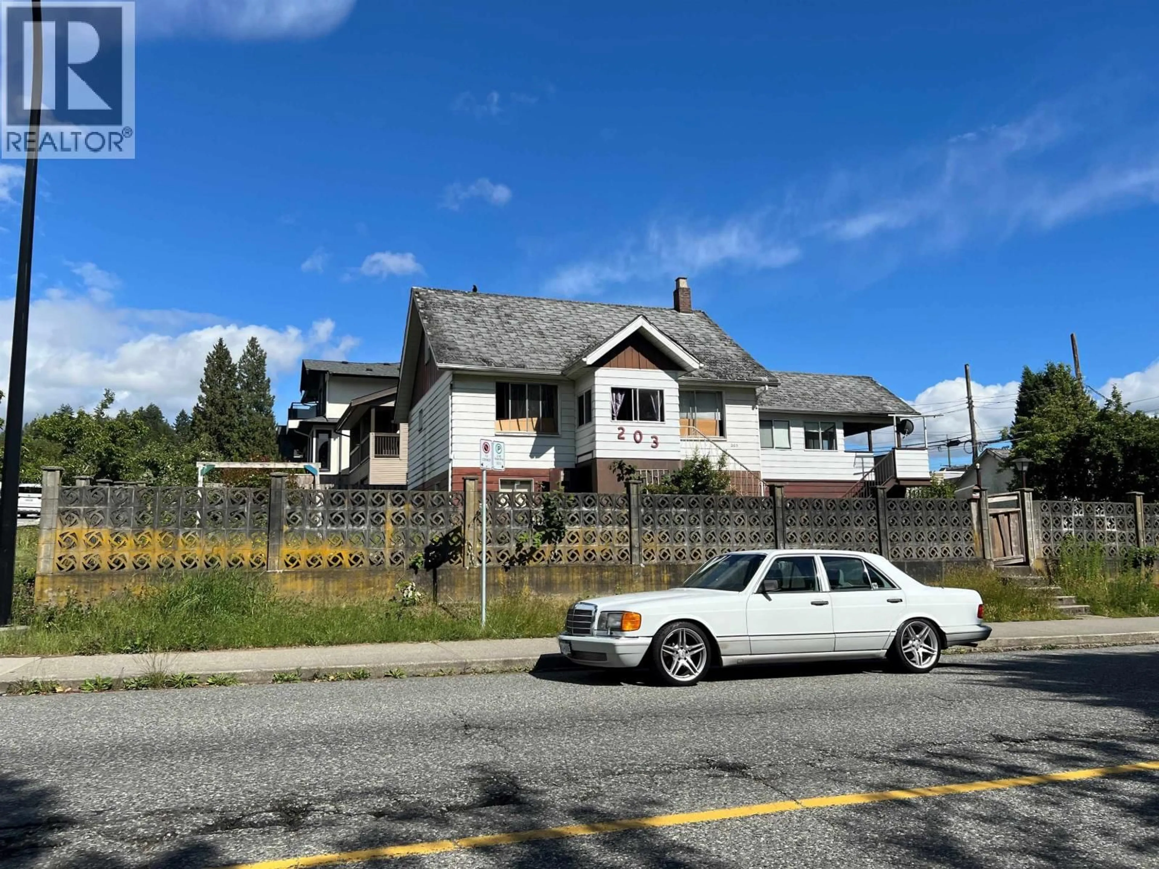 A pic from outside/outdoor area/front of a property/back of a property/a pic from drone, street for 203 22ND STREET, North Vancouver British Columbia V7L3C5
