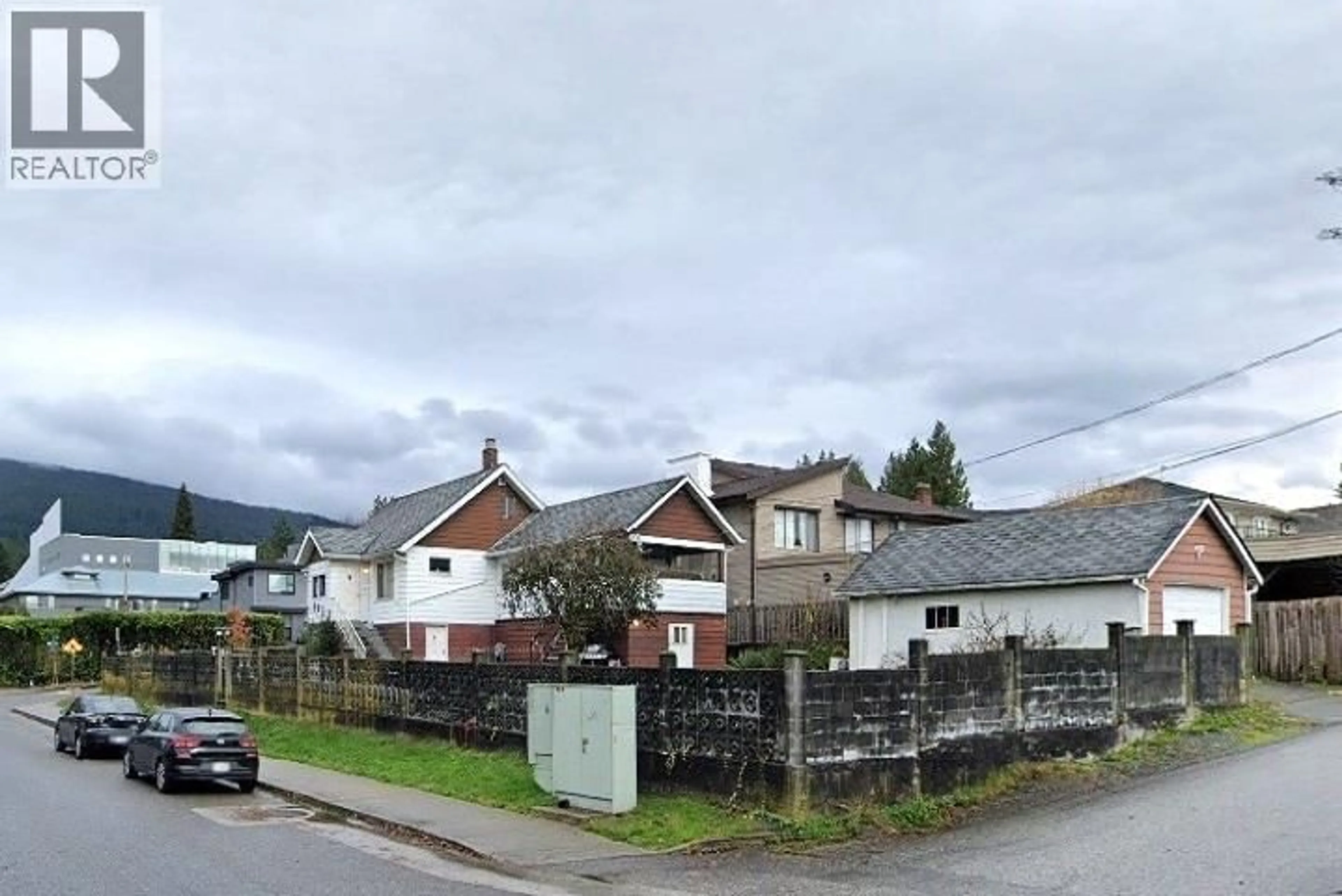 A pic from outside/outdoor area/front of a property/back of a property/a pic from drone, street for 203 22ND STREET, North Vancouver British Columbia V7L3C5