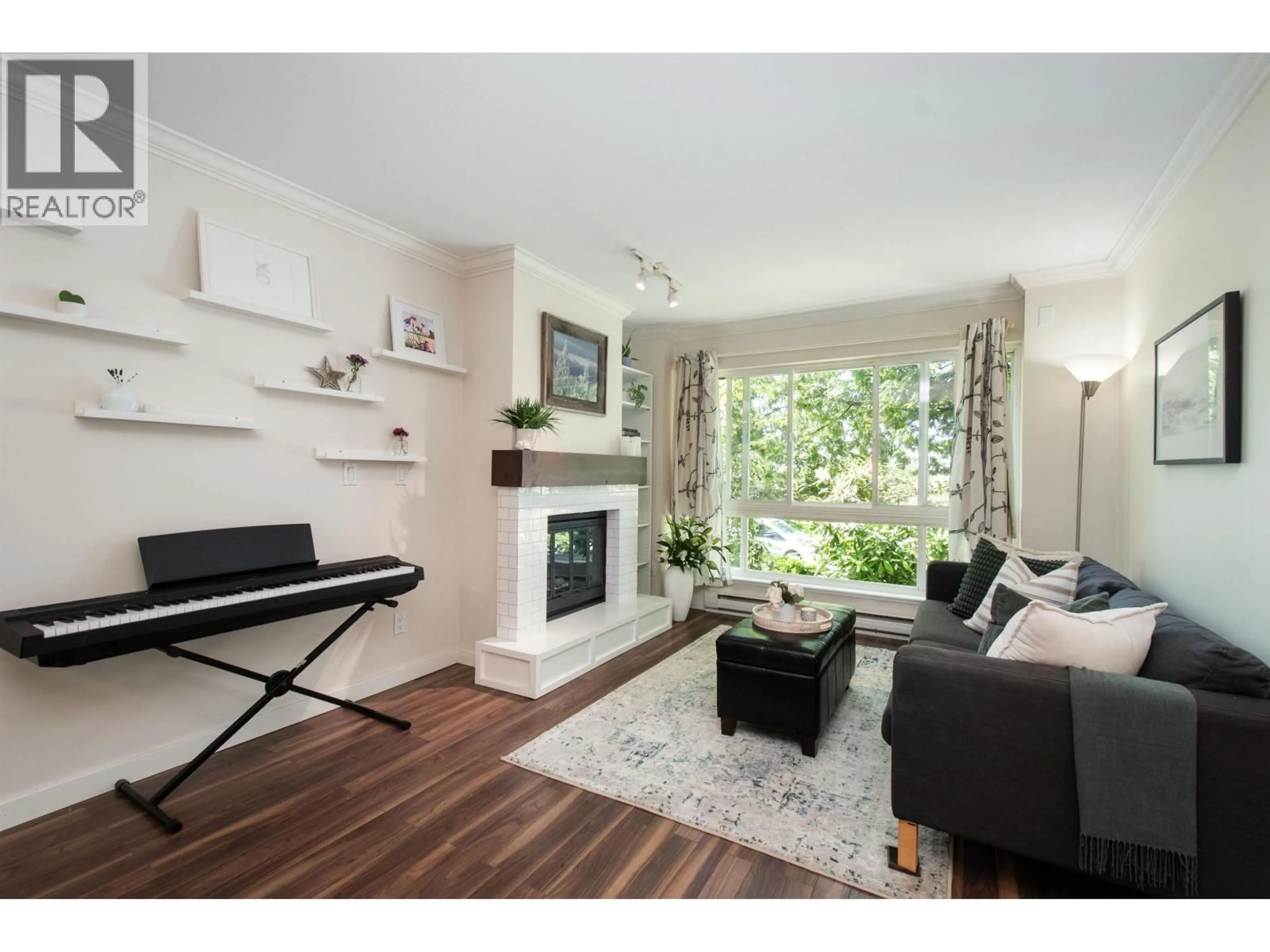 Living room with furniture, wood/laminate floor for 1 - 270 KEITH ROAD, North Vancouver British Columbia V7L1V5