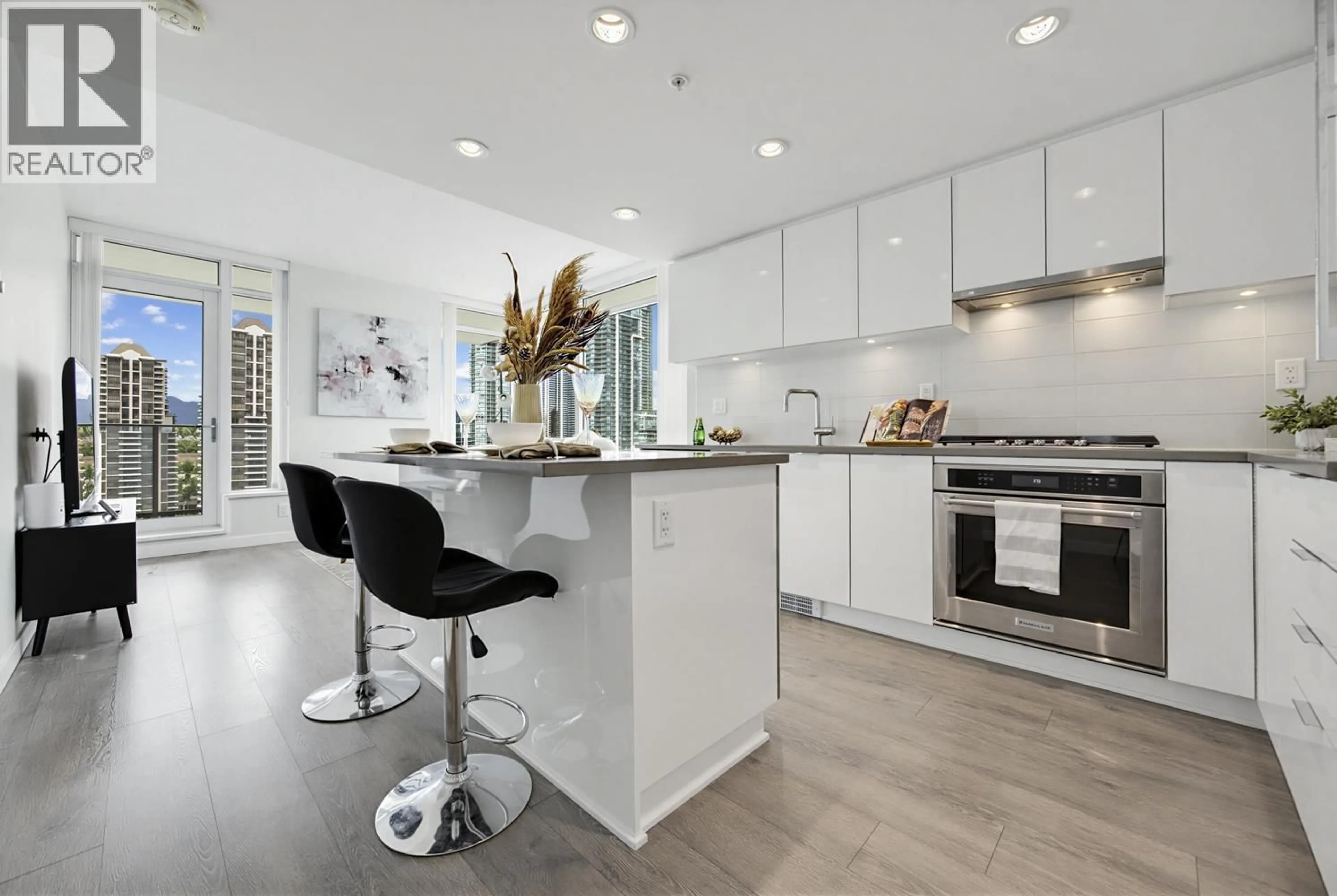 Contemporary kitchen, unknown for 1908 - 2388 MADISON AVENUE, Burnaby British Columbia V5C0K8