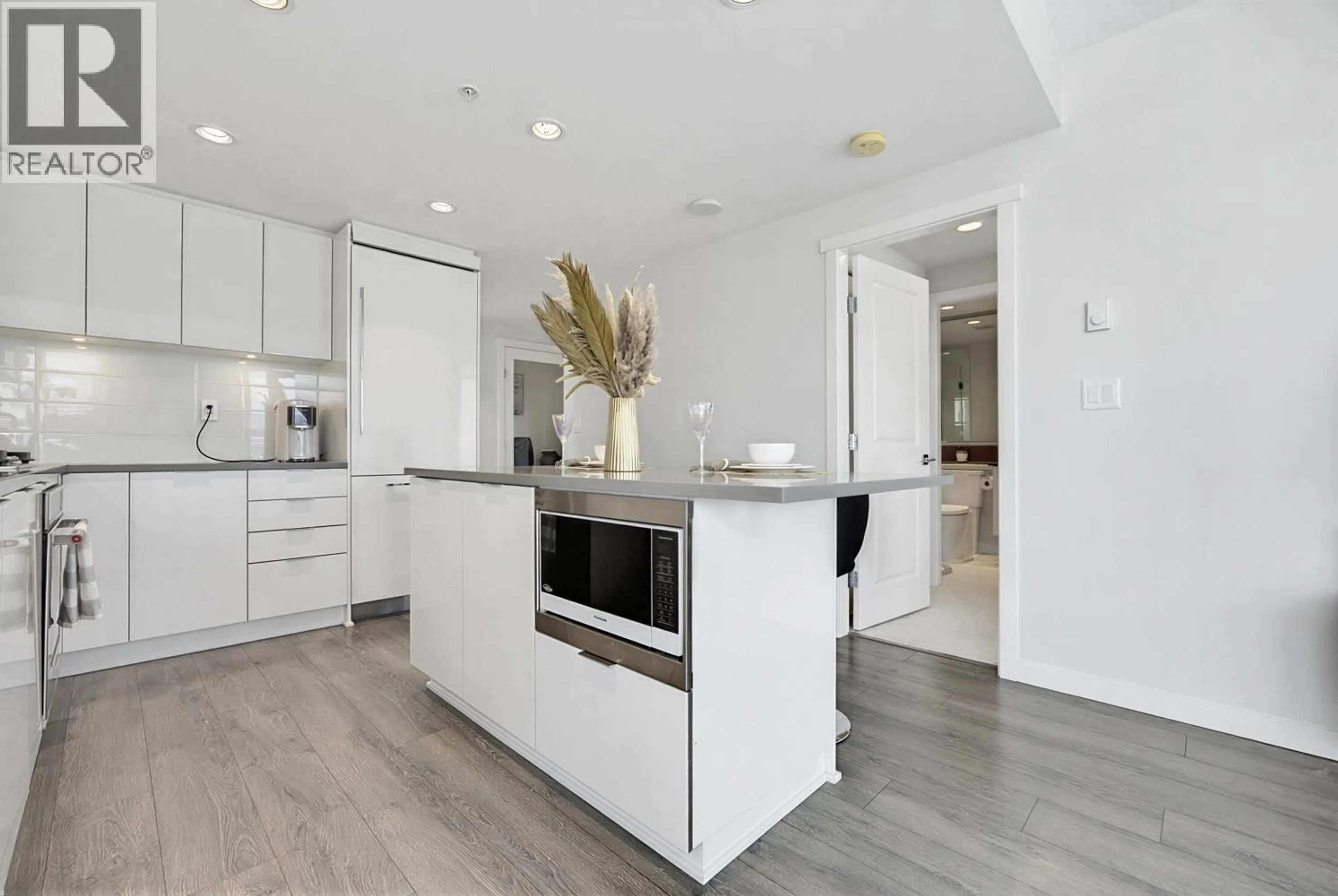 Open concept kitchen, unknown for 1908 - 2388 MADISON AVENUE, Burnaby British Columbia V5C0K8