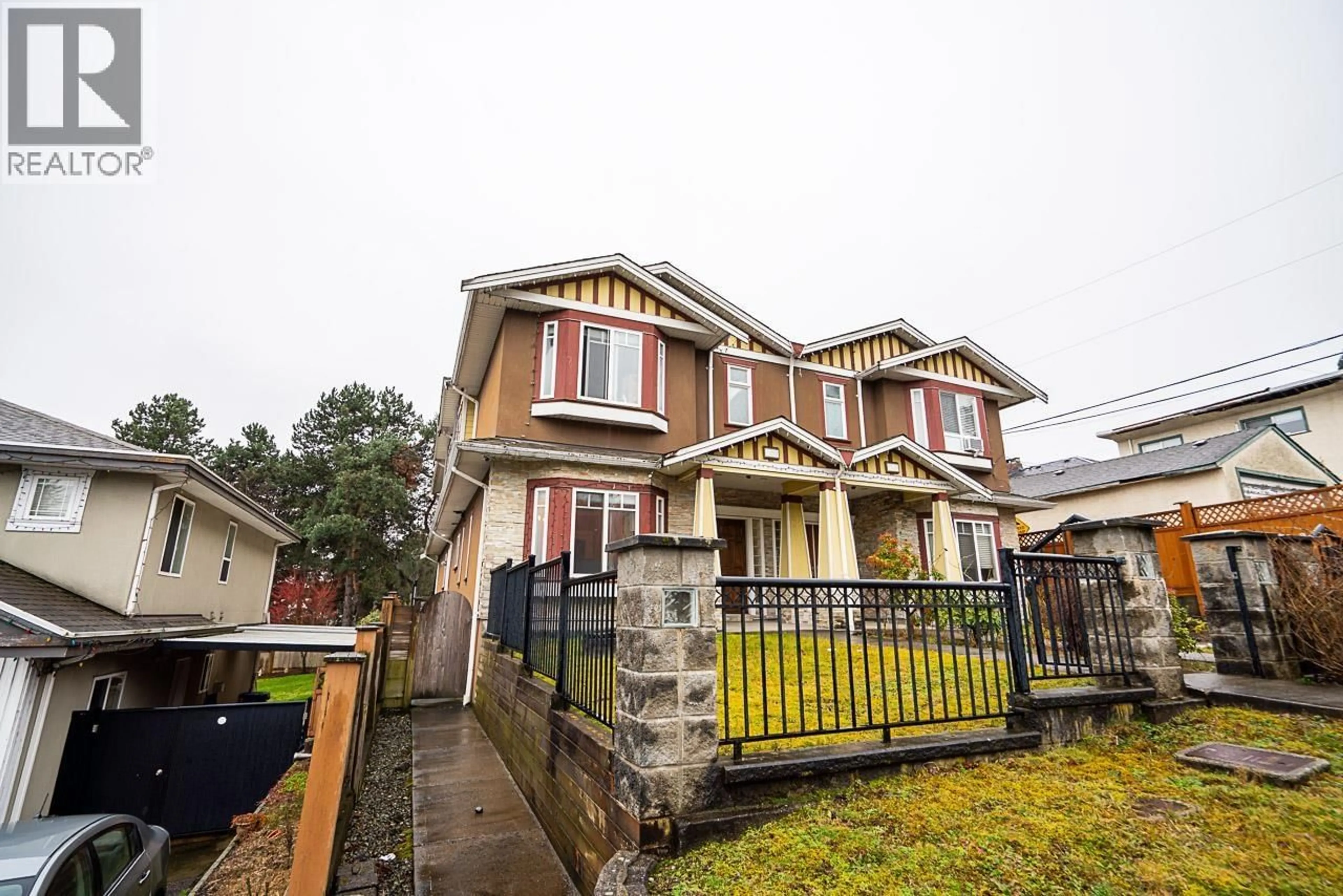 A pic from outside/outdoor area/front of a property/back of a property/a pic from drone, building for 528 SIXTEEN STREET, New Westminster British Columbia V3M4R3