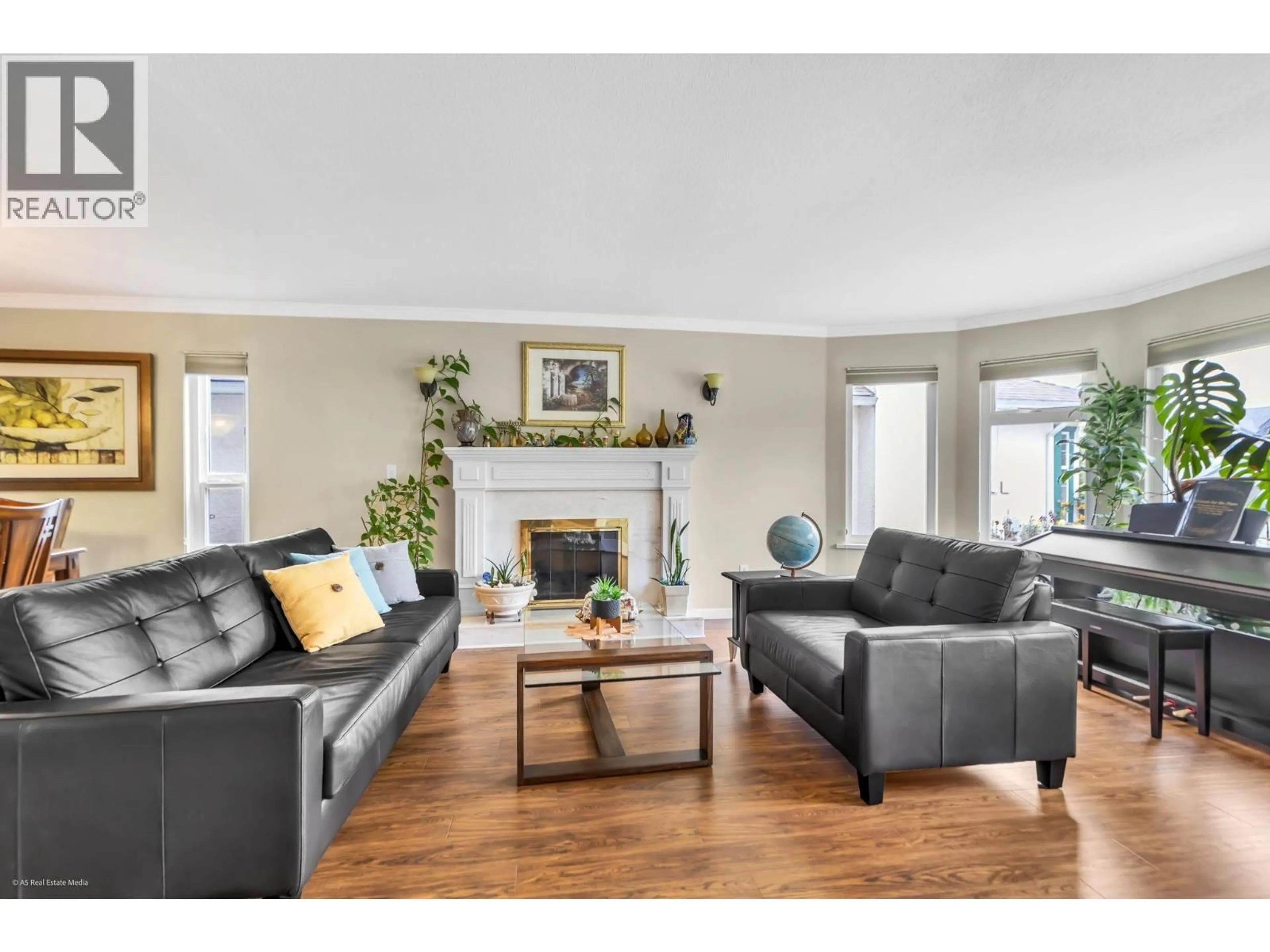 Living room with furniture, wood/laminate floor for 6227 CRESCENT PLACE, Delta British Columbia V4K4V2