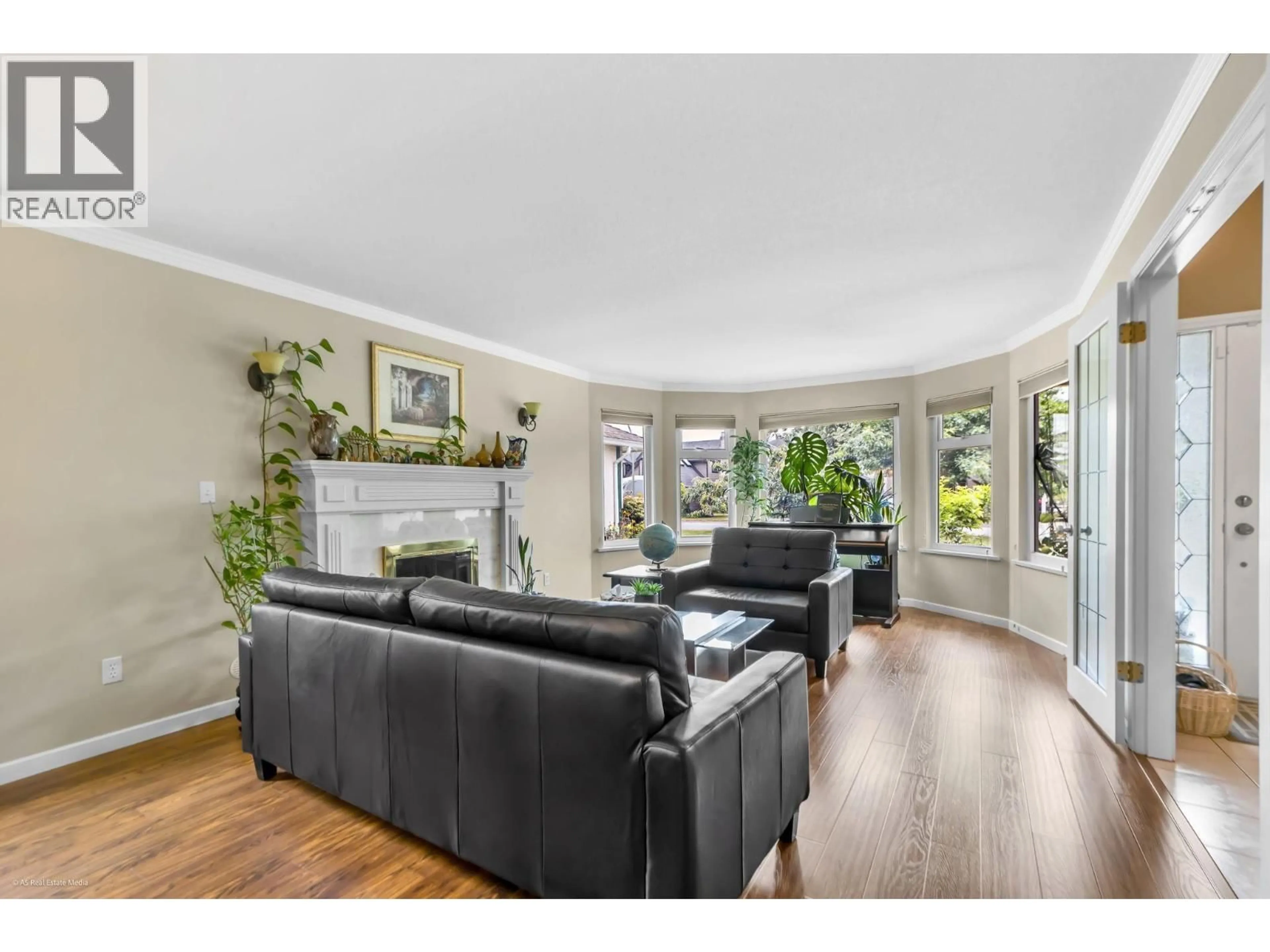 Living room with furniture, wood/laminate floor for 6227 CRESCENT PLACE, Delta British Columbia V4K4V2