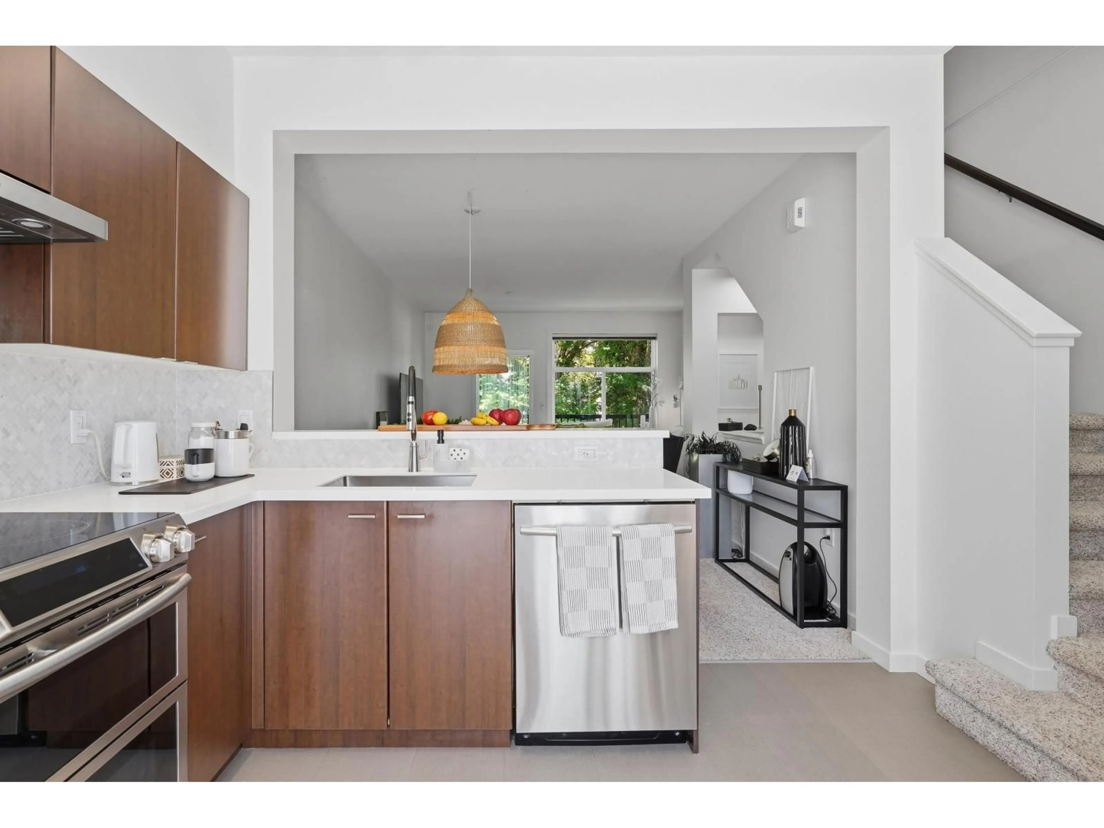 Open concept kitchen, ceramic/tile floor for 7 - 15075 60 AVENUE, Surrey British Columbia V3S1S1