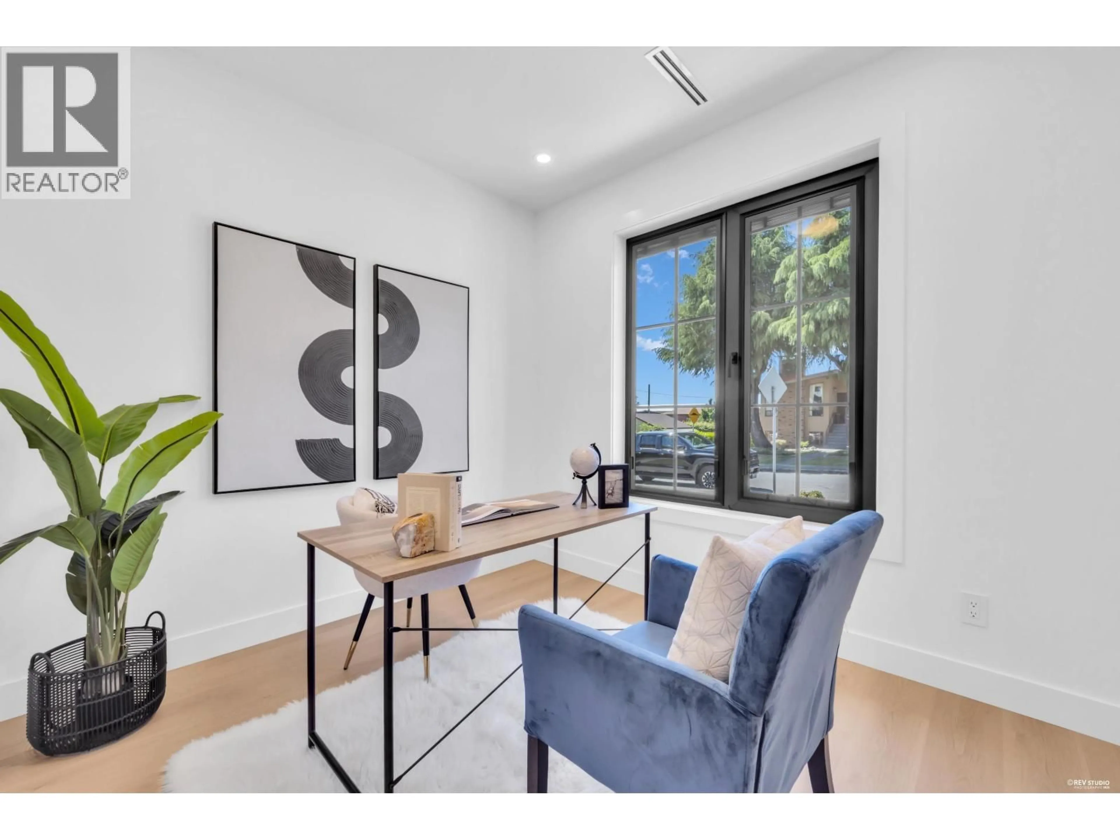 A pic of a room for 2 - 2316 CLIFF AVENUE, Burnaby British Columbia V5A2L2