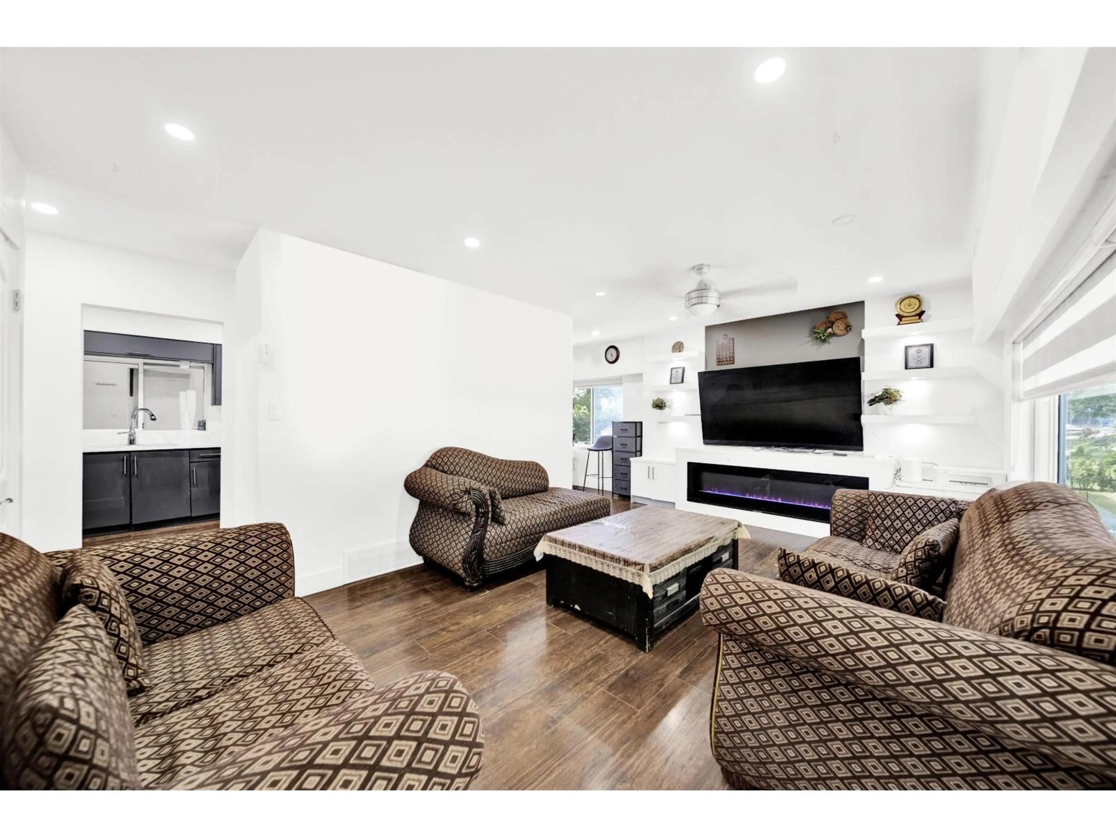 Living room with furniture, wood/laminate floor for 10231 SEMIAHMOO ROAD, Surrey British Columbia V3T3N5