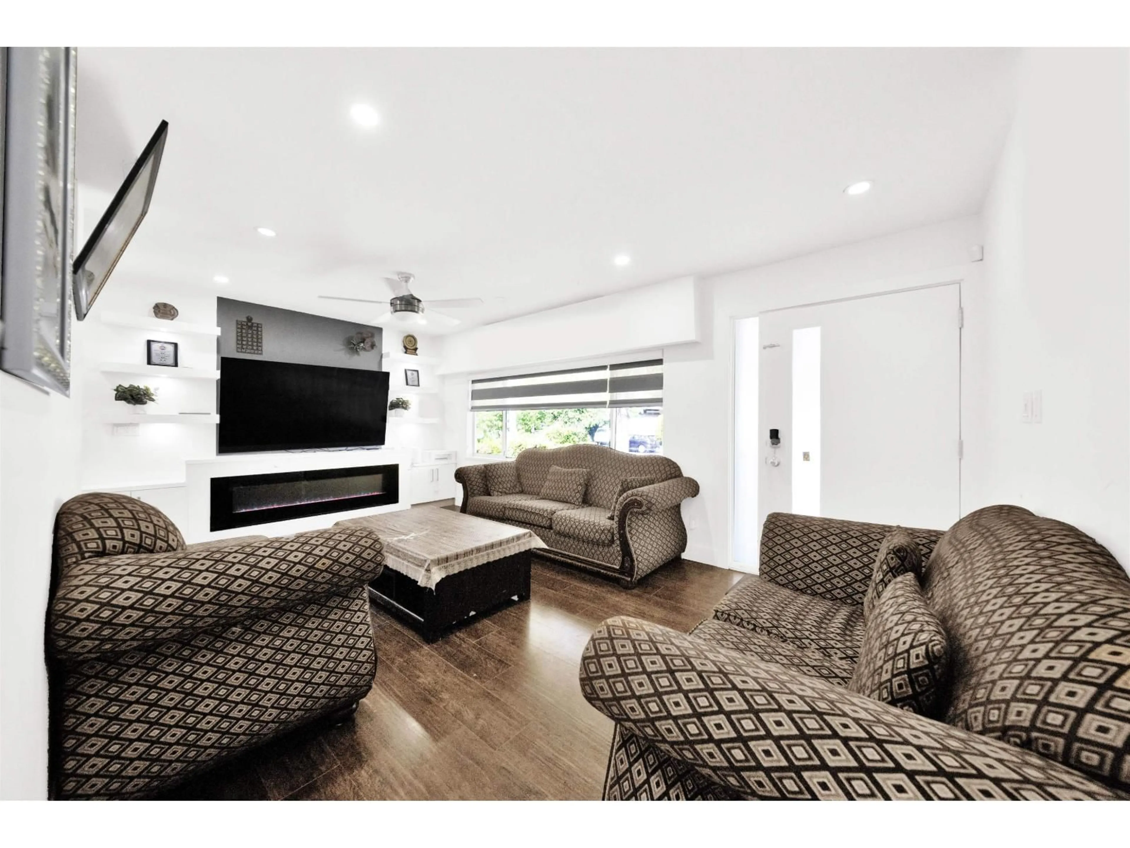 Living room with furniture, wood/laminate floor for 10231 SEMIAHMOO ROAD, Surrey British Columbia V3T3N5