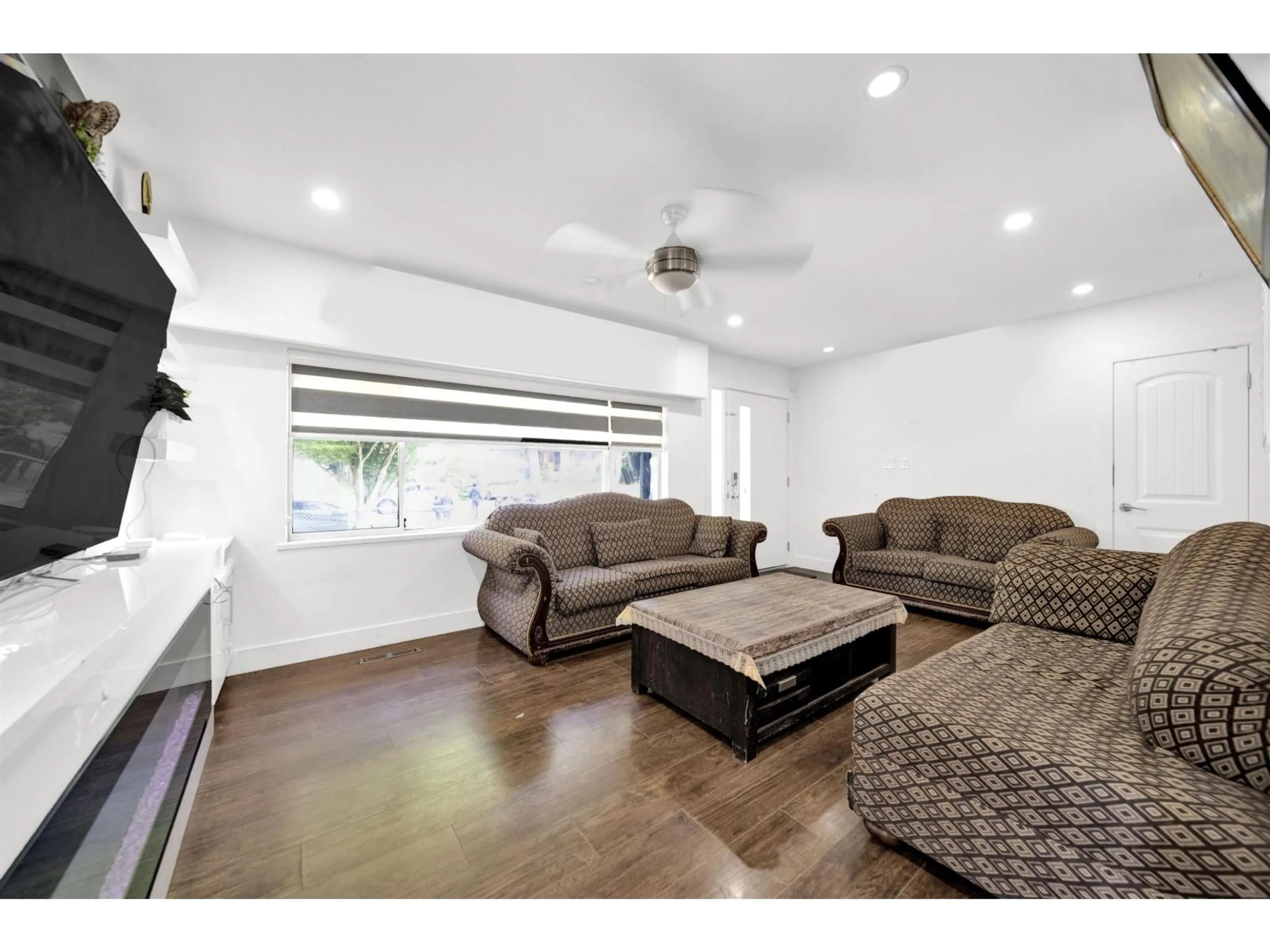 Living room with furniture, wood/laminate floor for 10231 SEMIAHMOO ROAD, Surrey British Columbia V3T3N5