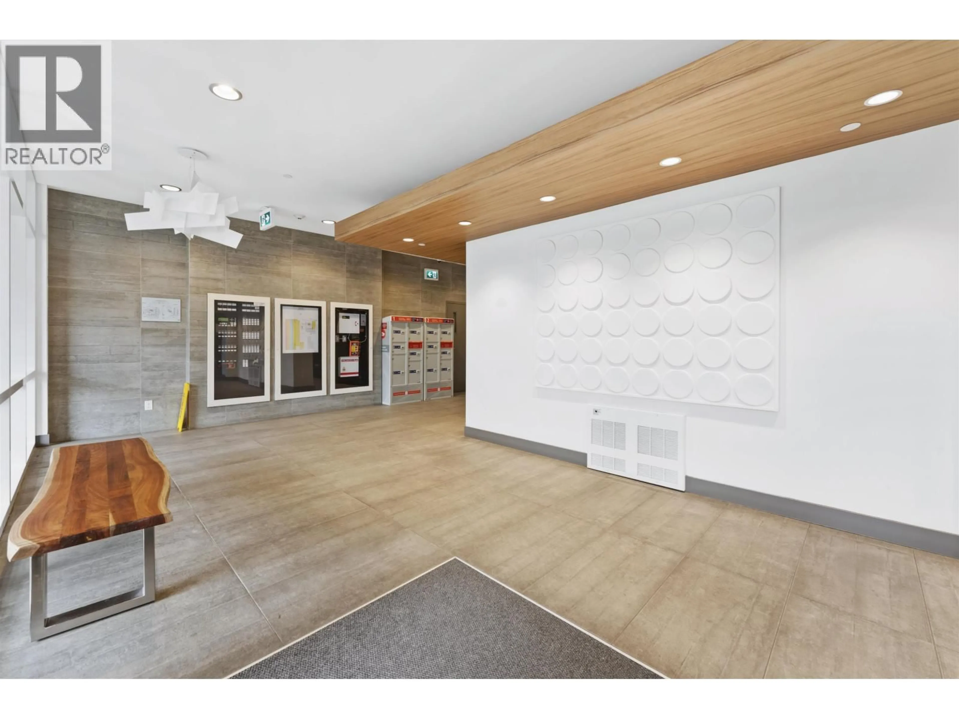 Indoor foyer for 404 - 188 AGNES STREET, New Westminster British Columbia V3L0H6