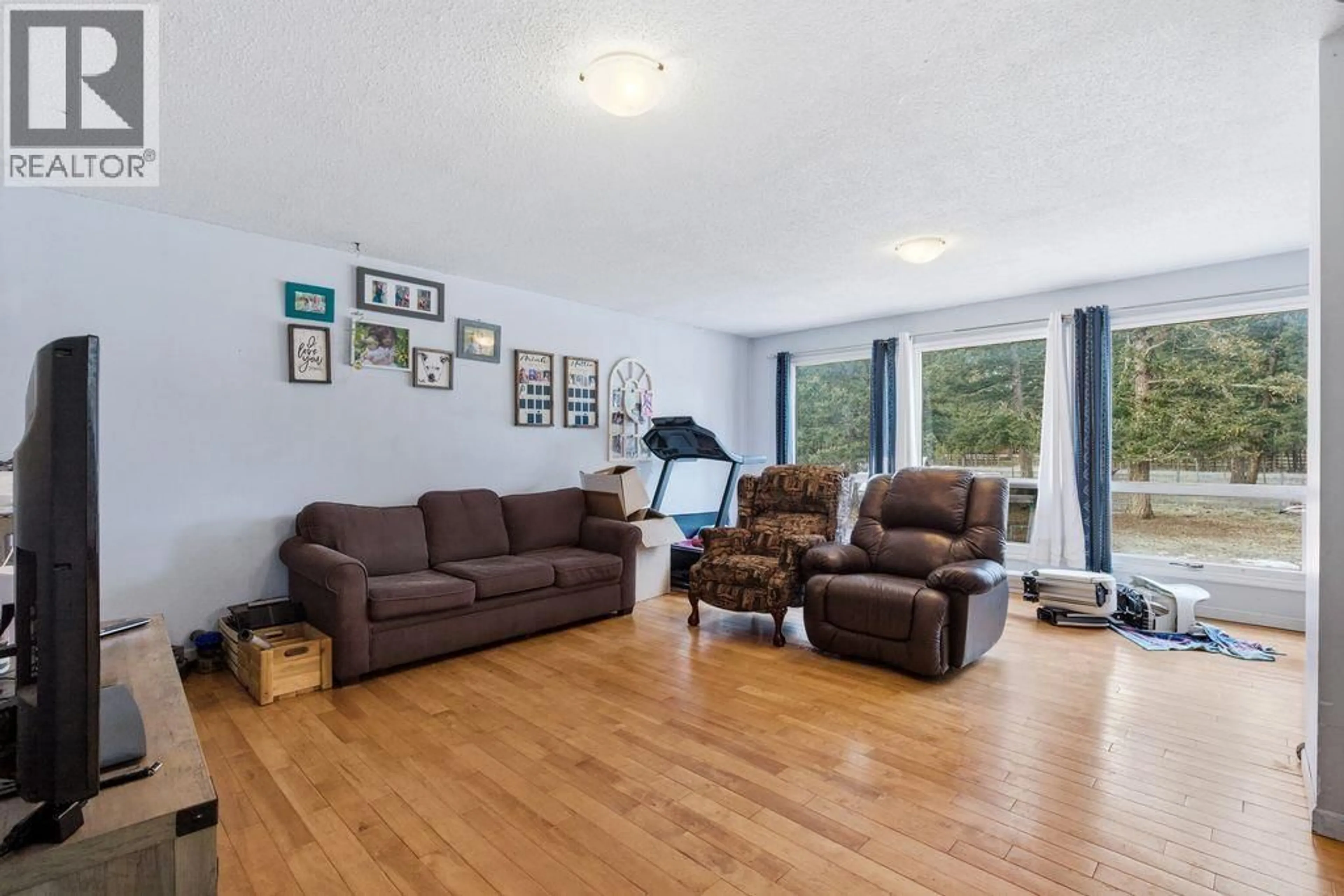 Living room with furniture, wood/laminate floor for 3322 CRANE ROAD, Williams Lake British Columbia V2G4X4