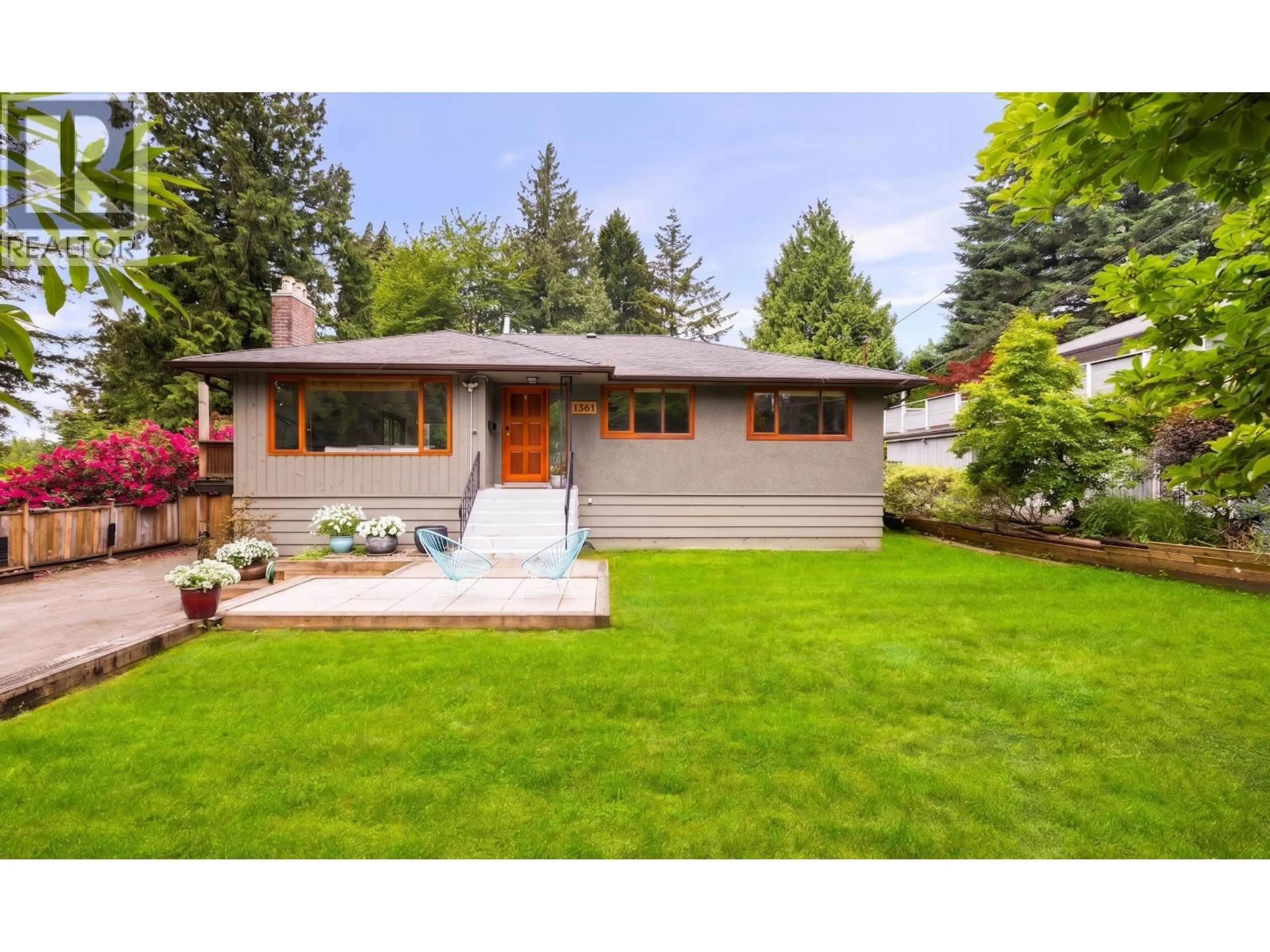 Home with vinyl exterior material, street for 1561 MERLYNN CRESCENT, North Vancouver British Columbia V7J2X9