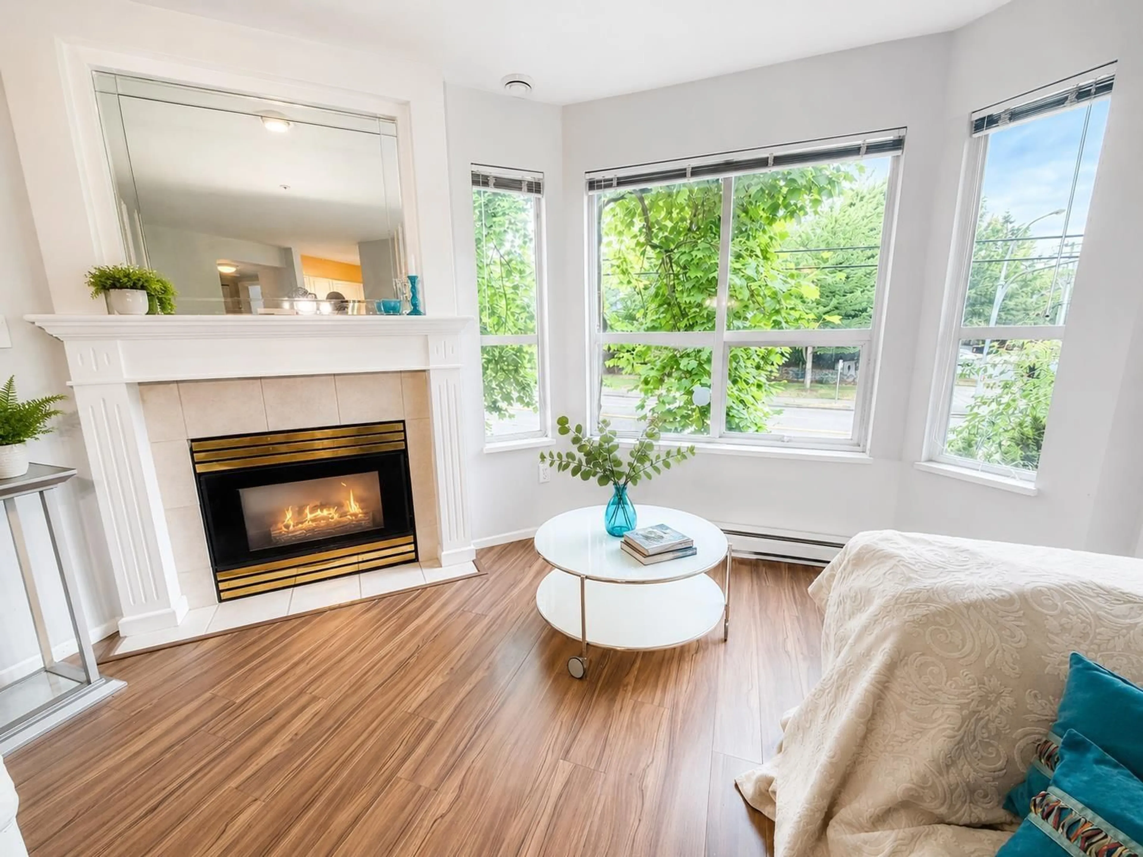 Living room with furniture, wood/laminate floor for 312 - 1575 BEST STREET, White Rock British Columbia V4B5K1