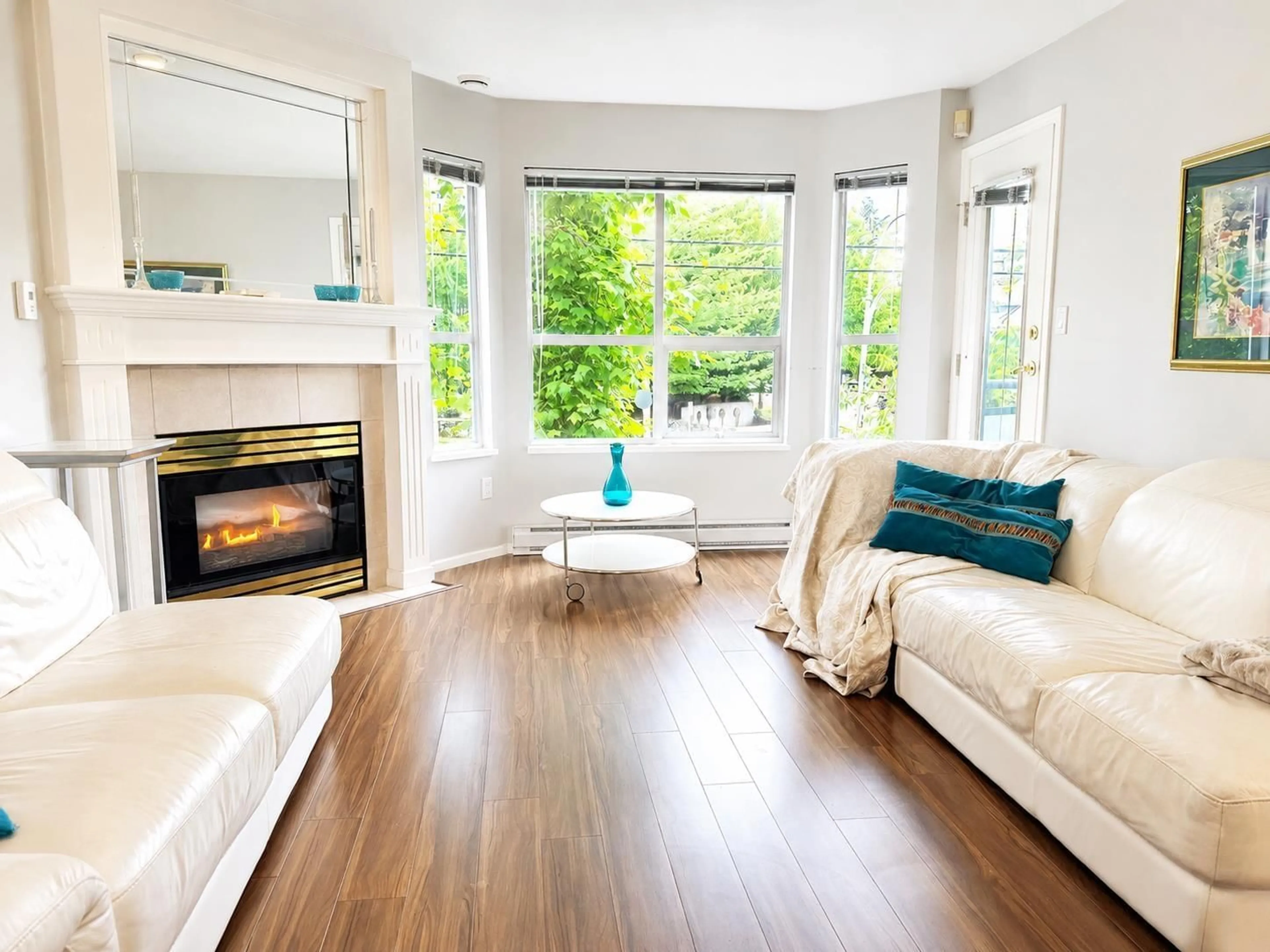 Living room with furniture, wood/laminate floor for 312 - 1575 BEST STREET, White Rock British Columbia V4B5K1