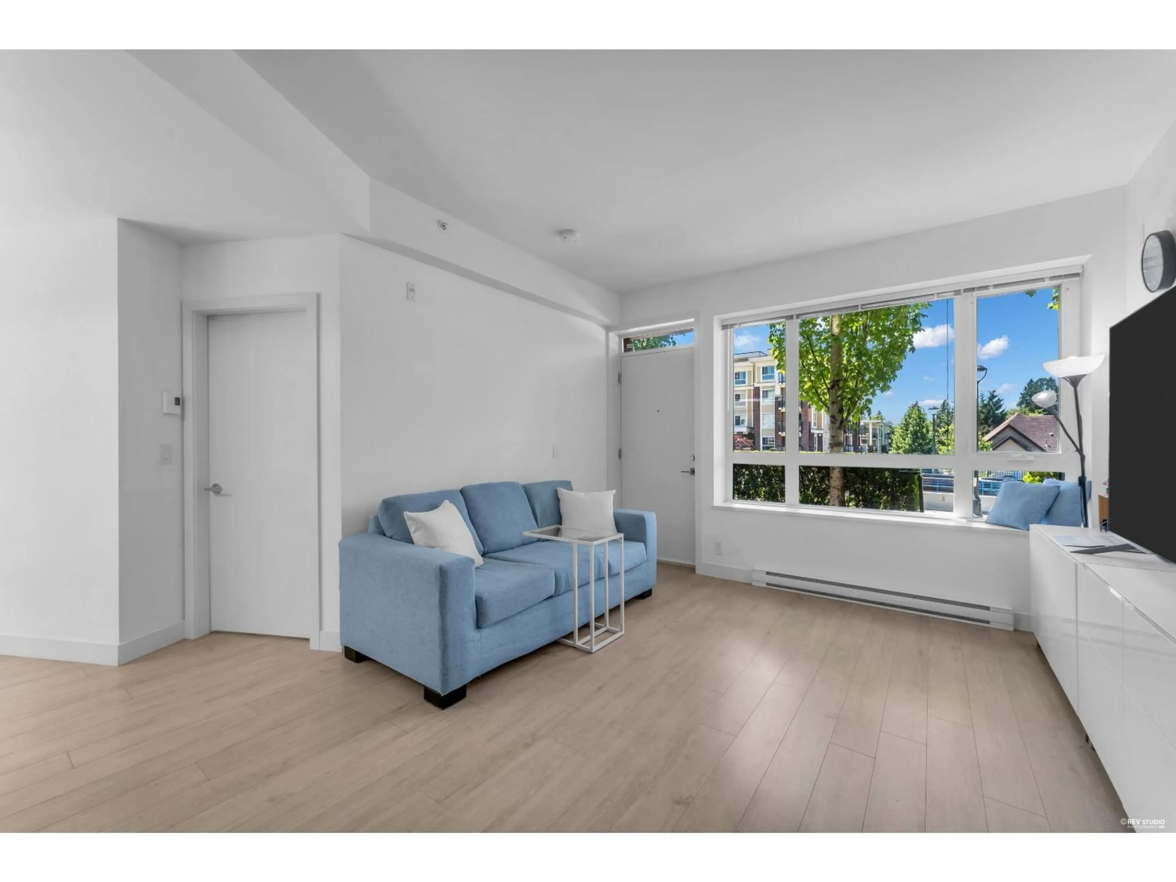 Living room with furniture, unknown for 4 - 13931 FRASER HIGHWAY, Surrey British Columbia V3T4E6