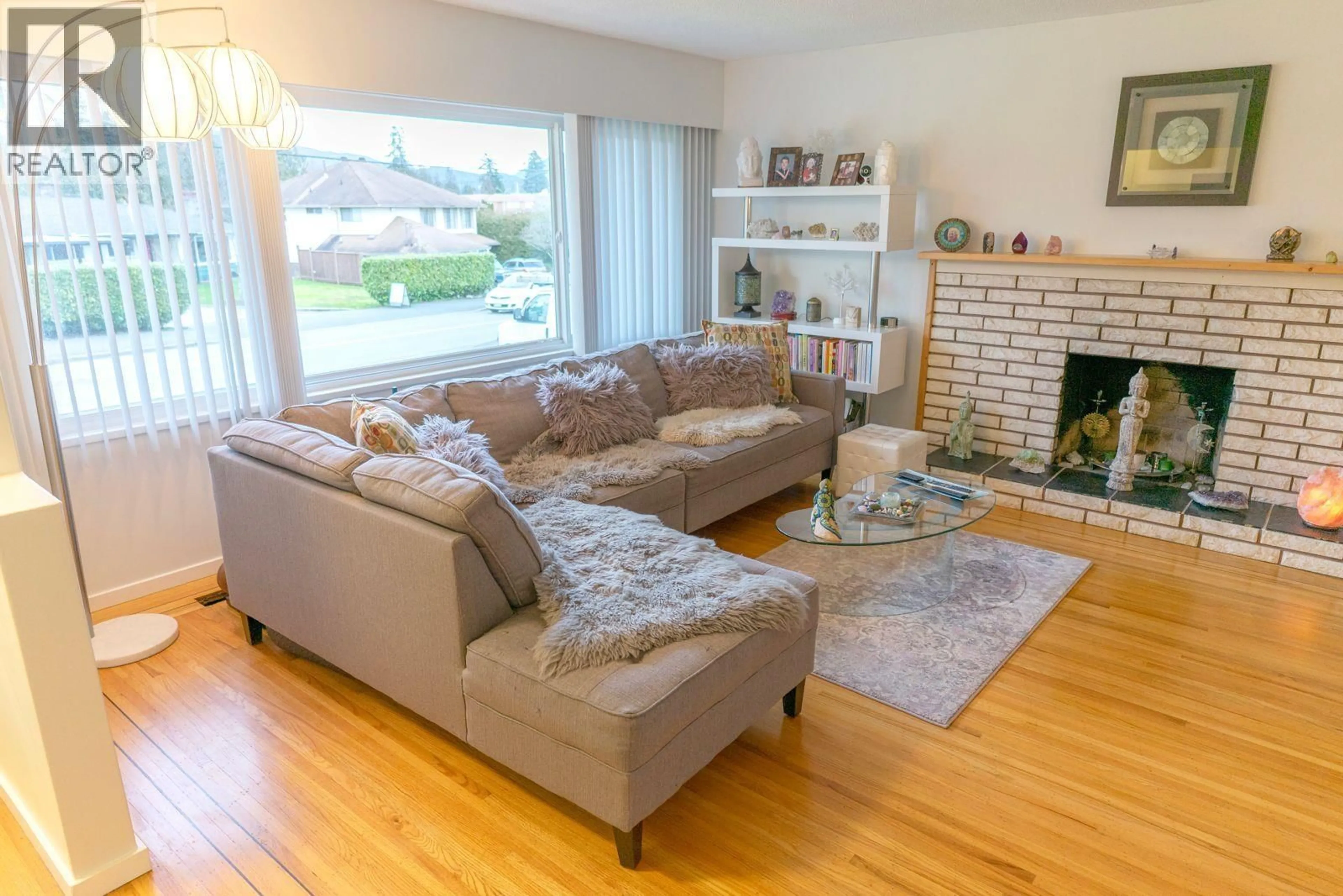 Living room with furniture, wood/laminate floor for 21776 MOUNTAINVIEW CRESCENT, Maple Ridge British Columbia V2X3V1