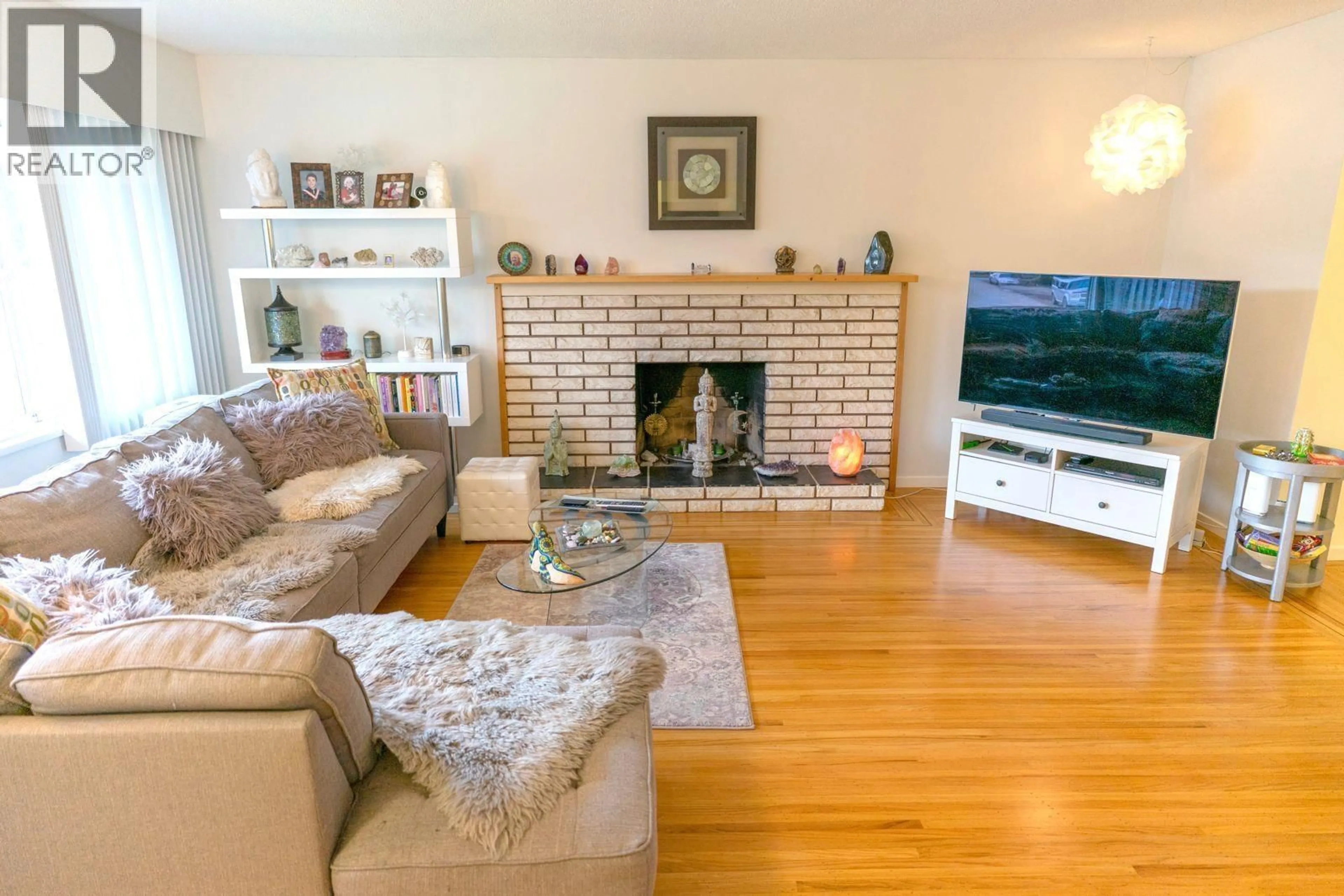 Living room with furniture, wood/laminate floor for 21776 MOUNTAINVIEW CRESCENT, Maple Ridge British Columbia V2X3V1