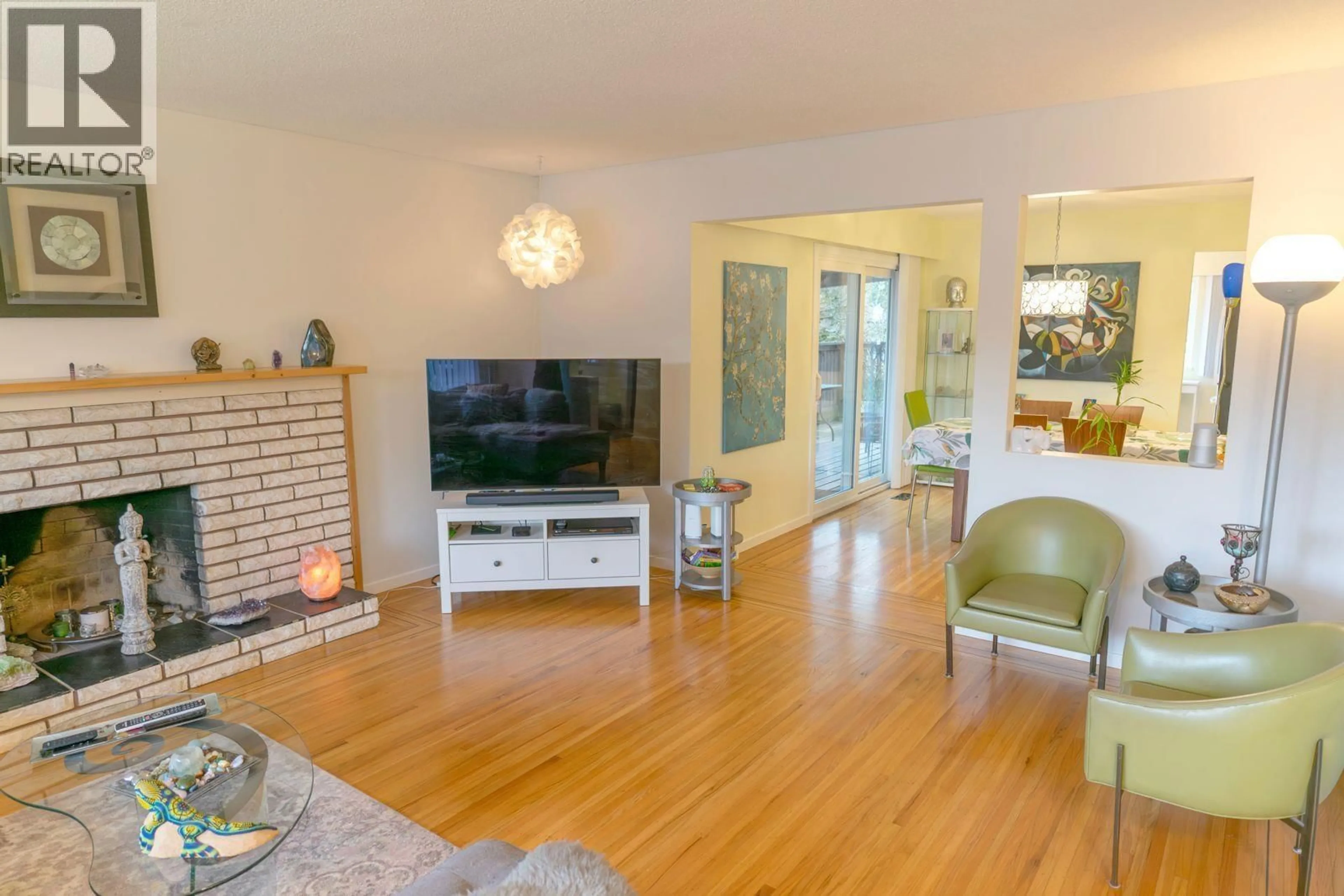 Living room with furniture, wood/laminate floor for 21776 MOUNTAINVIEW CRESCENT, Maple Ridge British Columbia V2X3V1