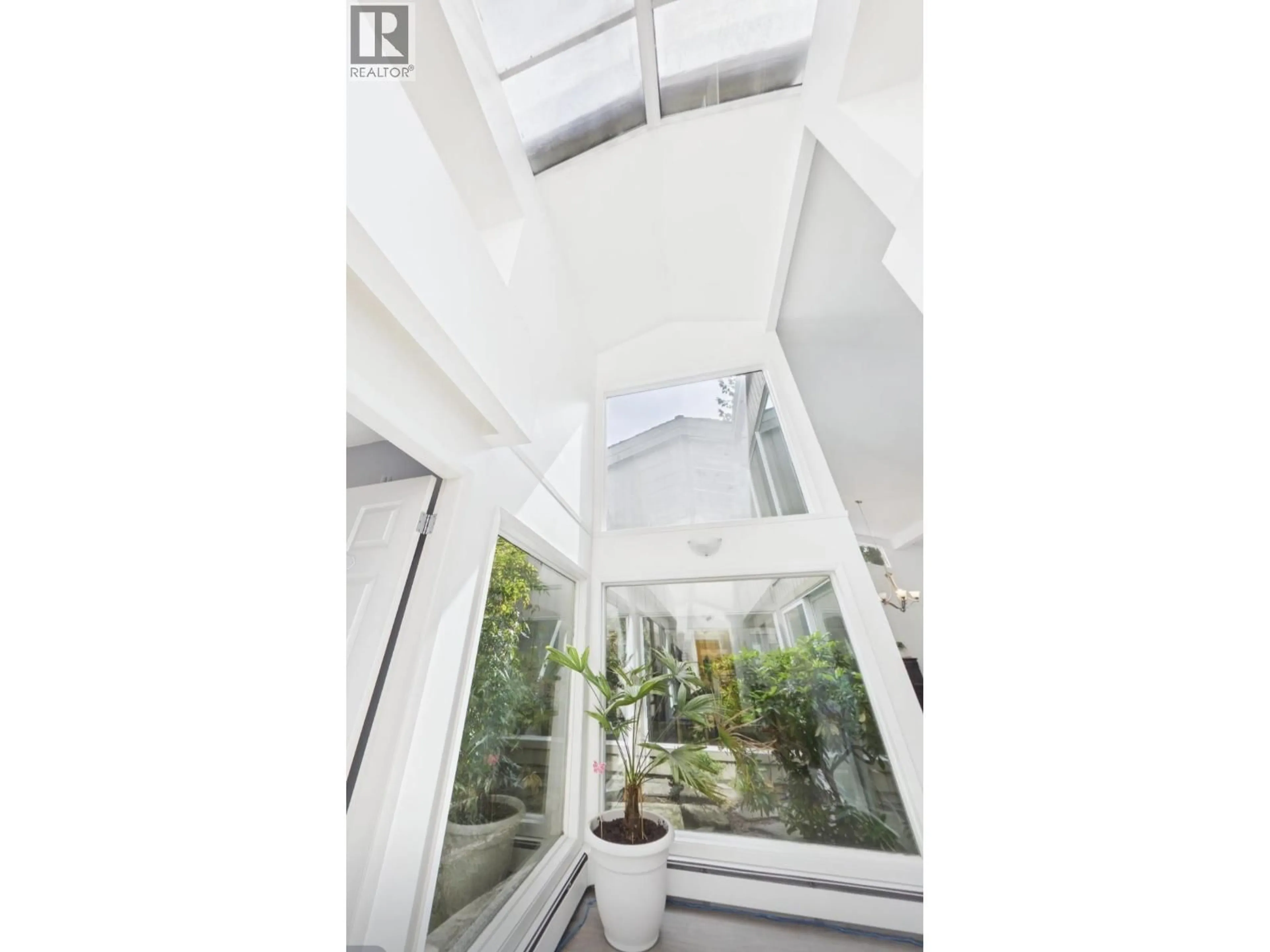 Indoor foyer for 3180 WESTMOUNT PLACE, Vancouver British Columbia V7V3G3