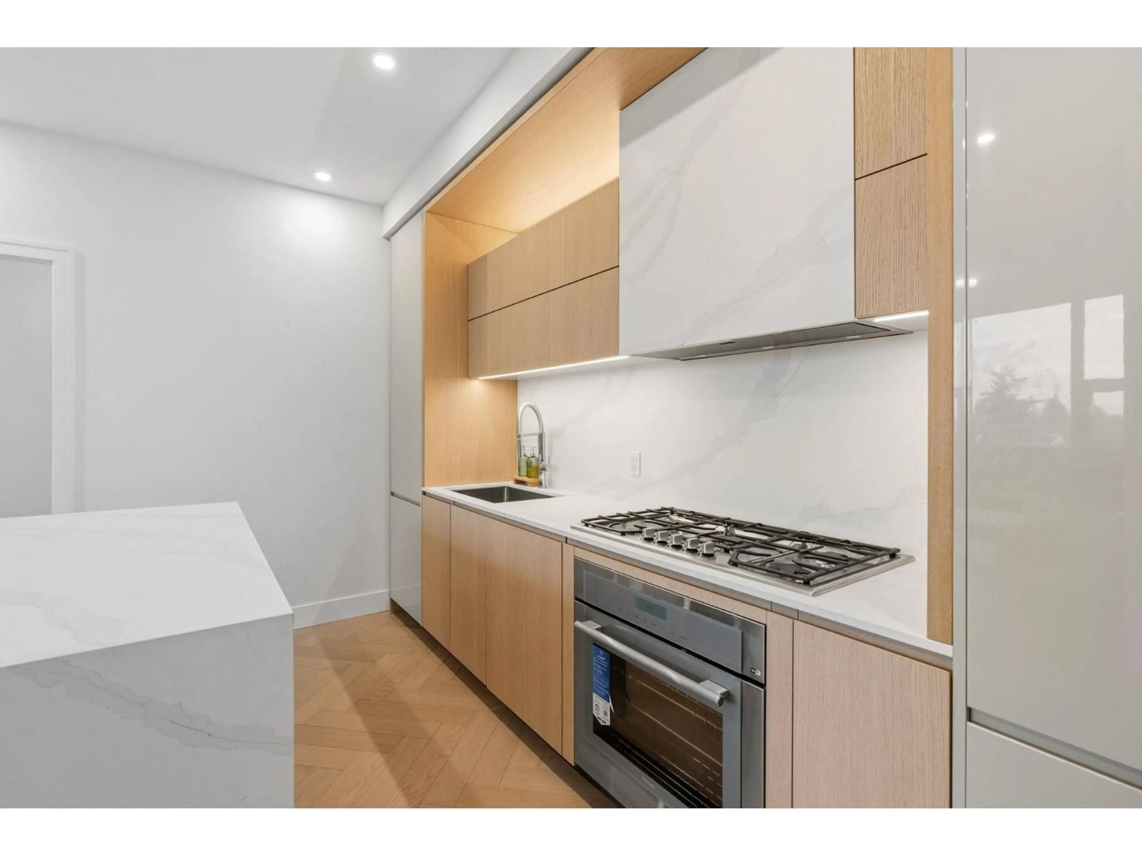 Standard kitchen, wood/laminate floor for 502 - 1342 JOHNSTON ROAD, White Rock British Columbia V4B3Z2